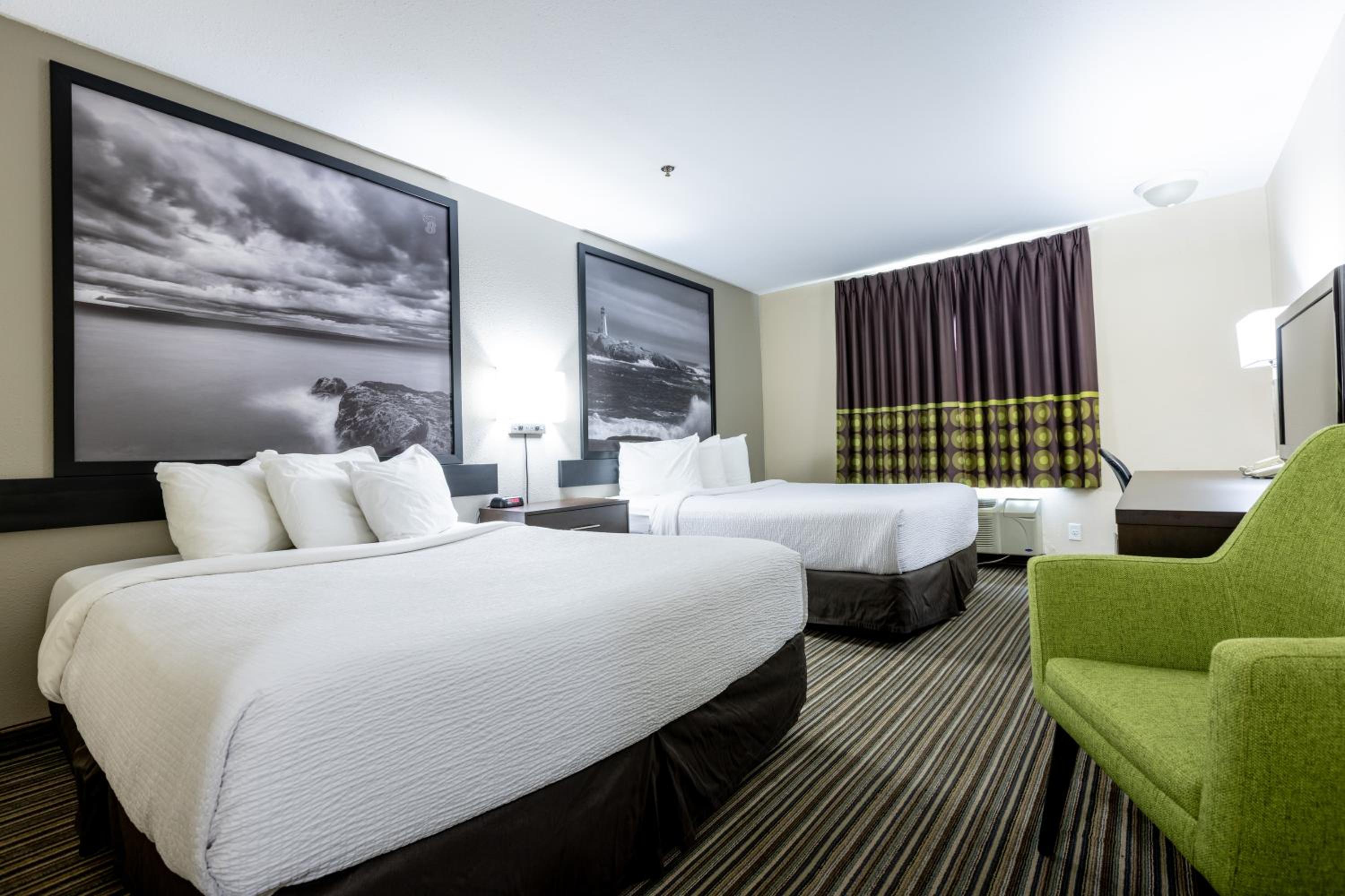 Queen Room with Two Queen Beds - Non-Smoking - Photo 3