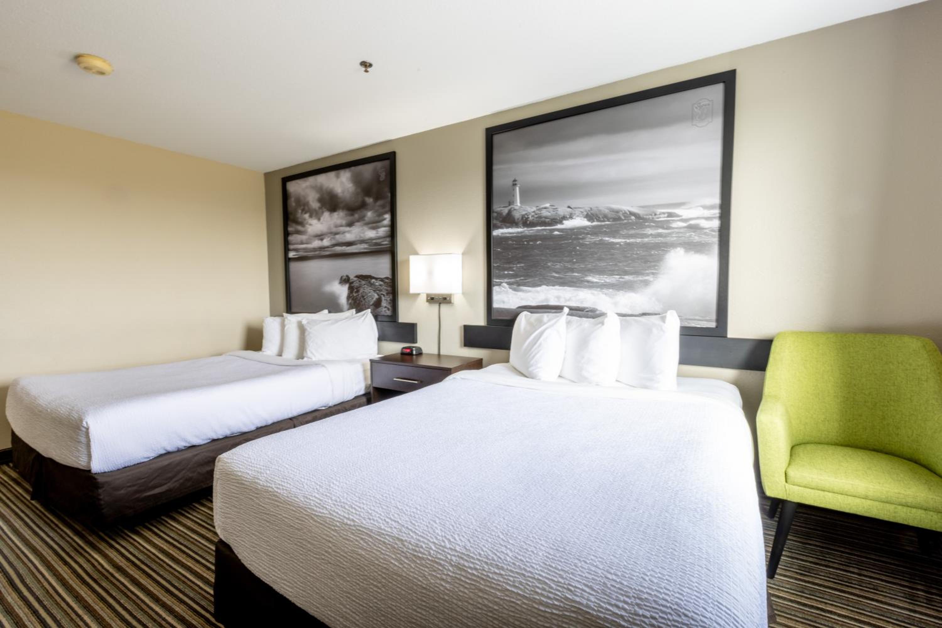 Queen Room with Two Queen Beds - Non-Smoking - Photo 2