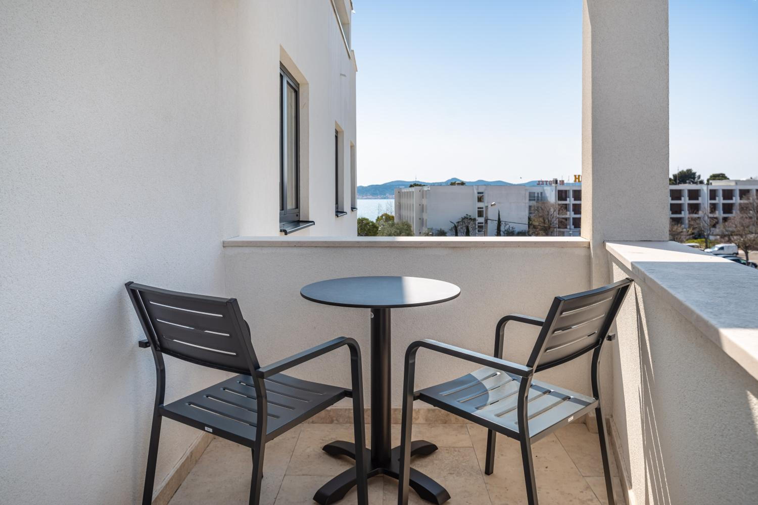 Twin Room with Balcony - Photo 7