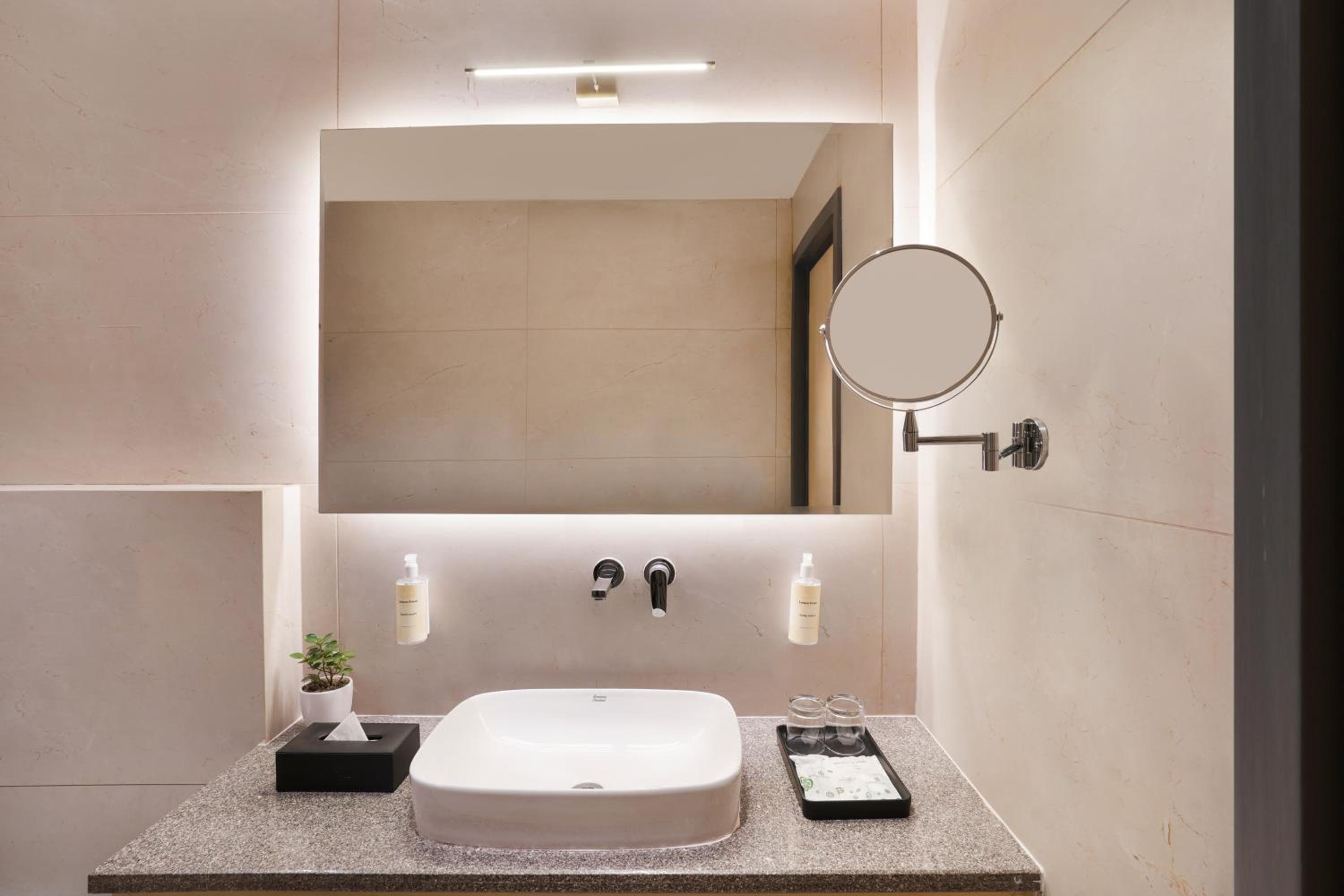 Deluxe King Room (15% Off on Laundry service for upto 4 clothing item and Complimentary Hi-Tea) photo 3
