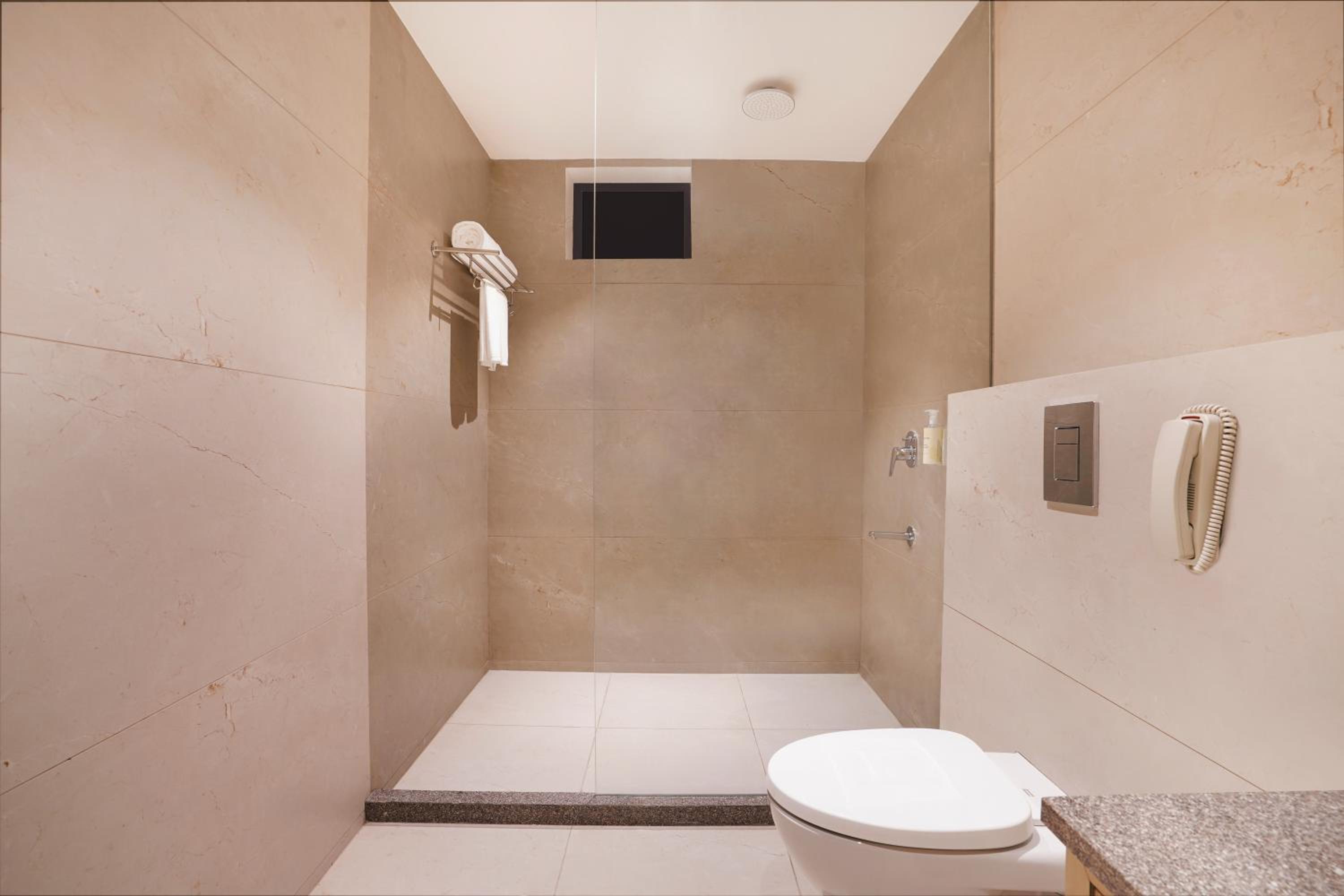 Deluxe King Room (15% Off on Laundry service for upto 4 clothing item and Complimentary Hi-Tea) photo 2