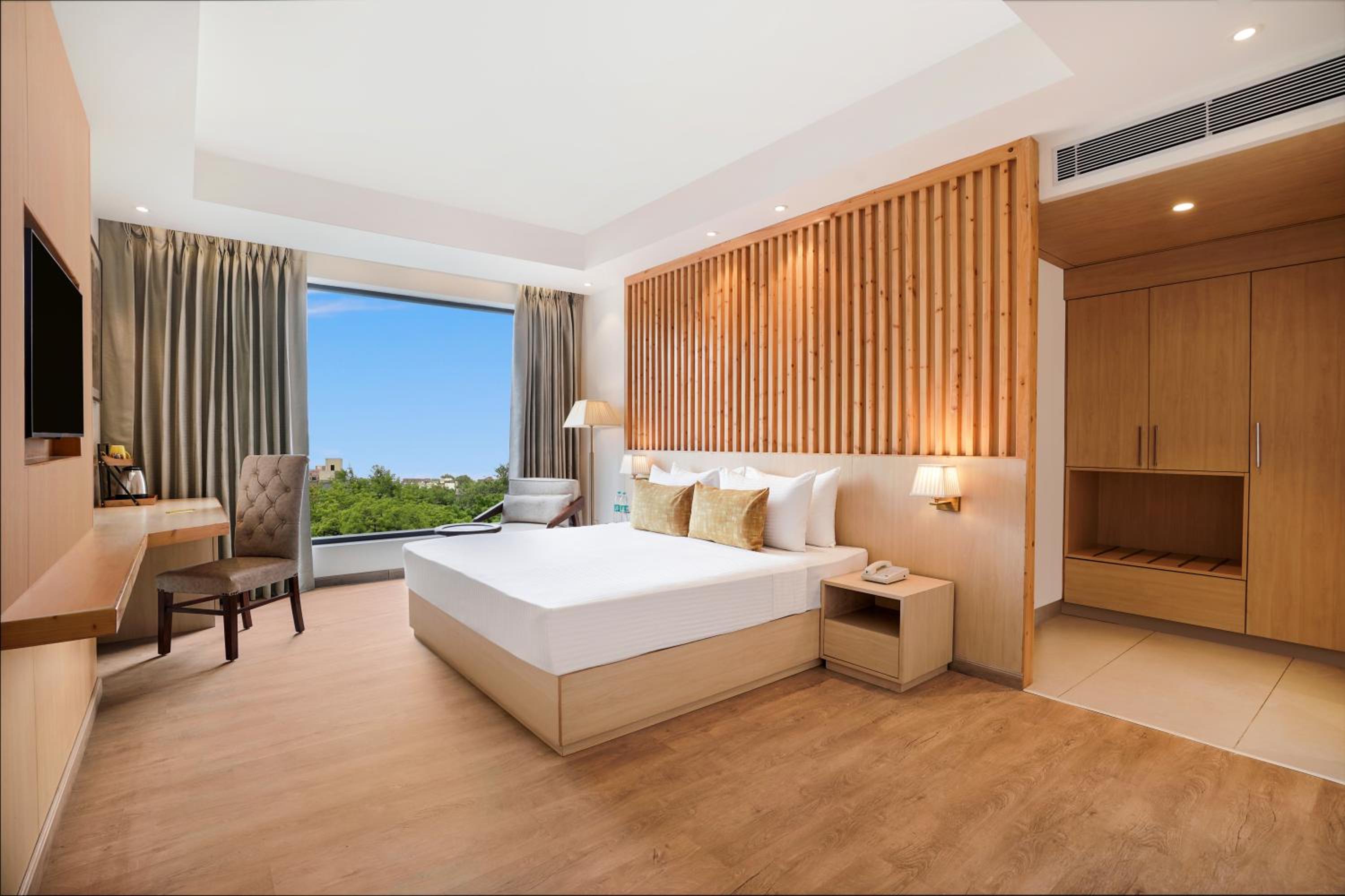 Deluxe King Room (15% Off on Laundry service for upto 4 clothing item and Complimentary Hi-Tea) photo 1