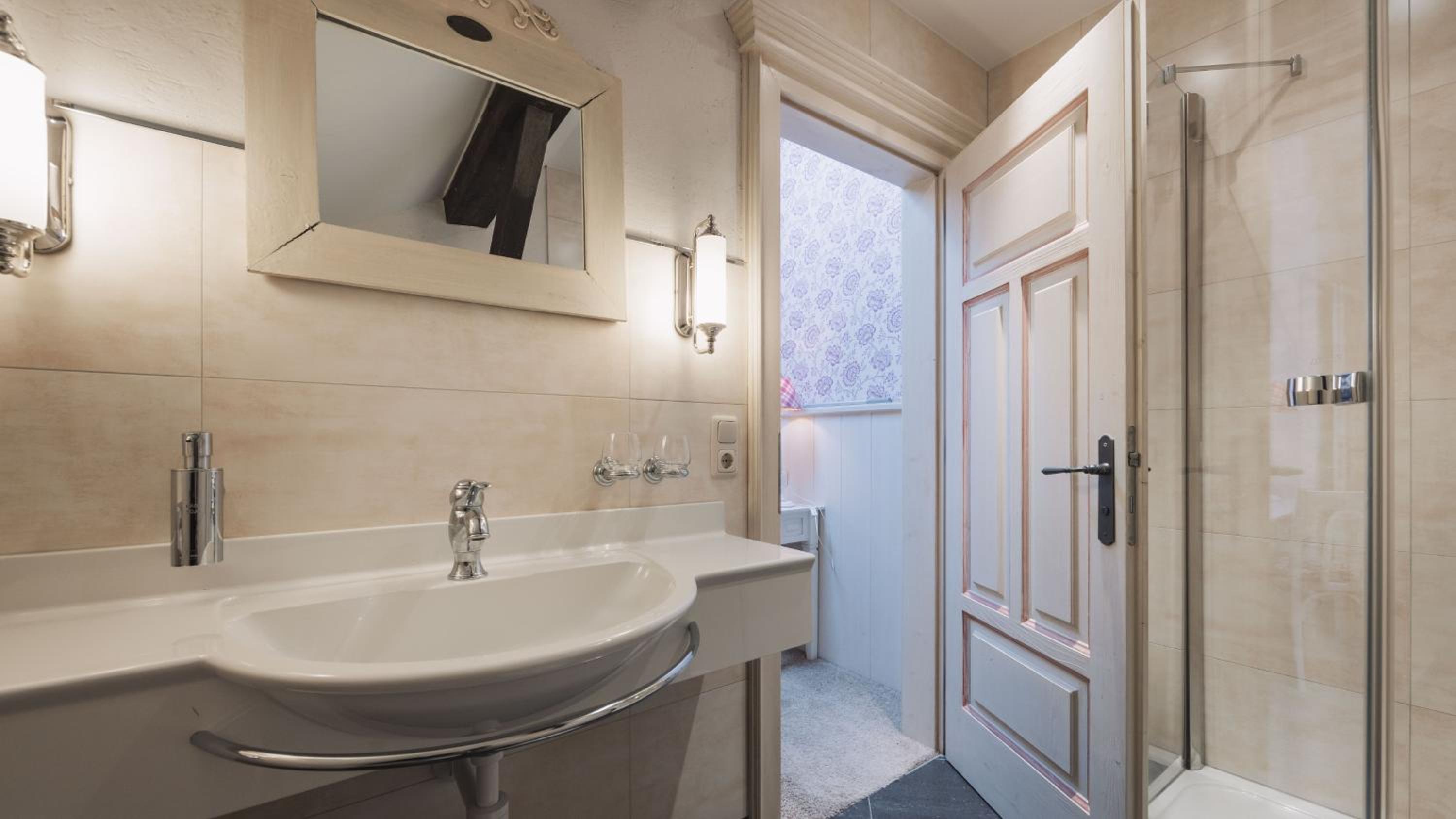 Luxury Three-Bedroom Apartment - Photo 19