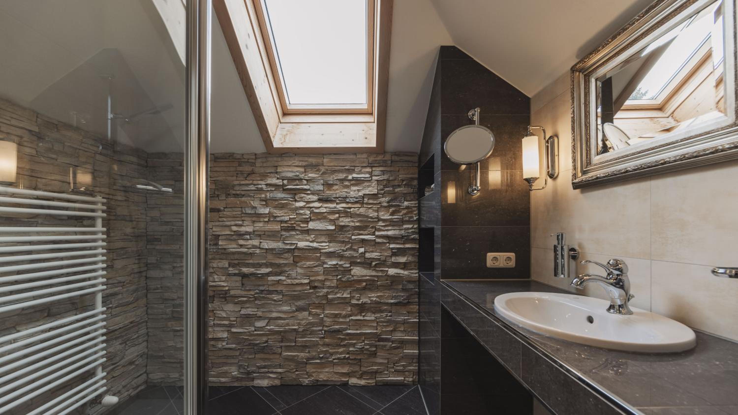 Luxury Three-Bedroom Apartment - Photo 7