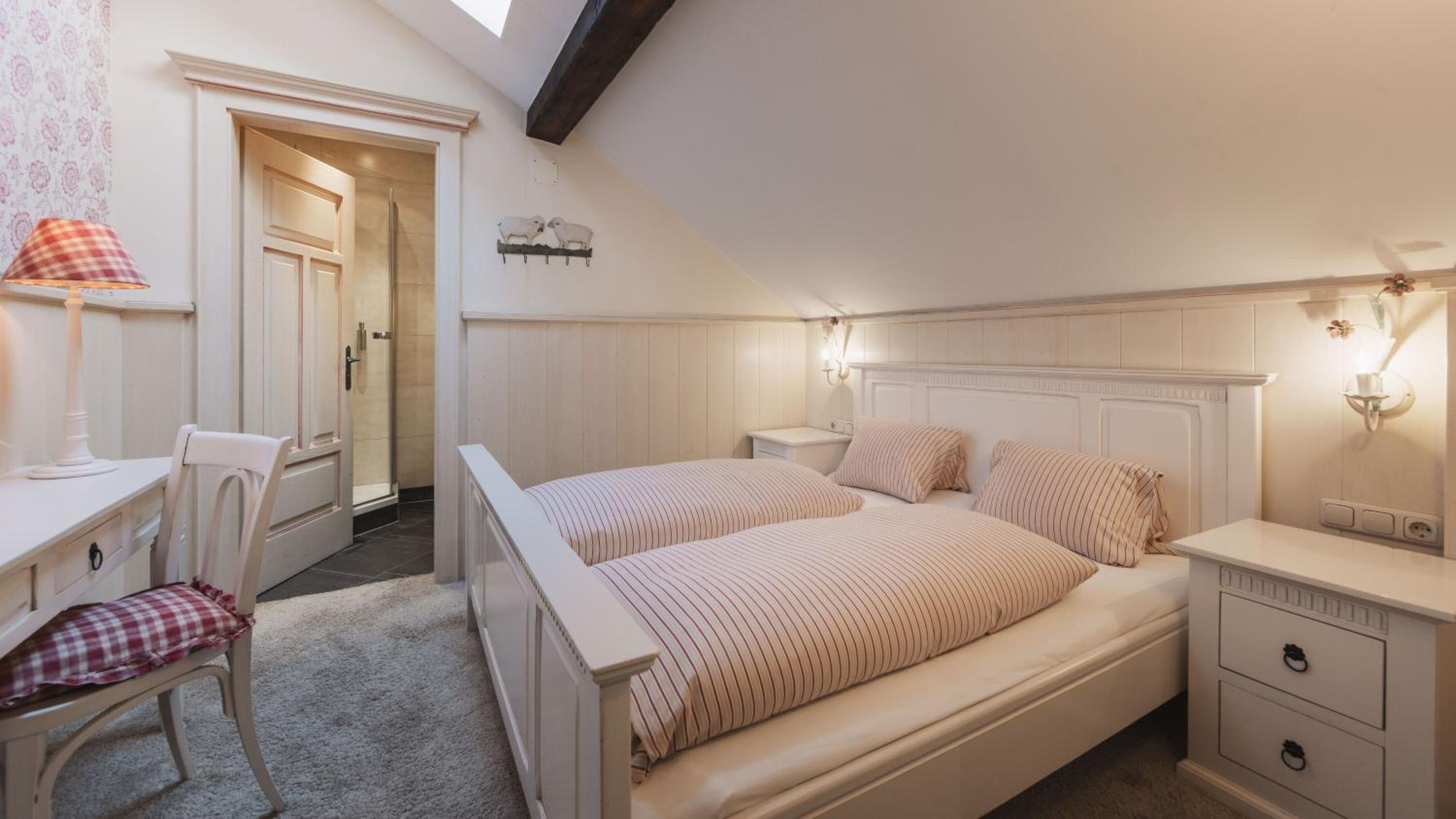 Luxury Three-Bedroom Apartment - Photo 22