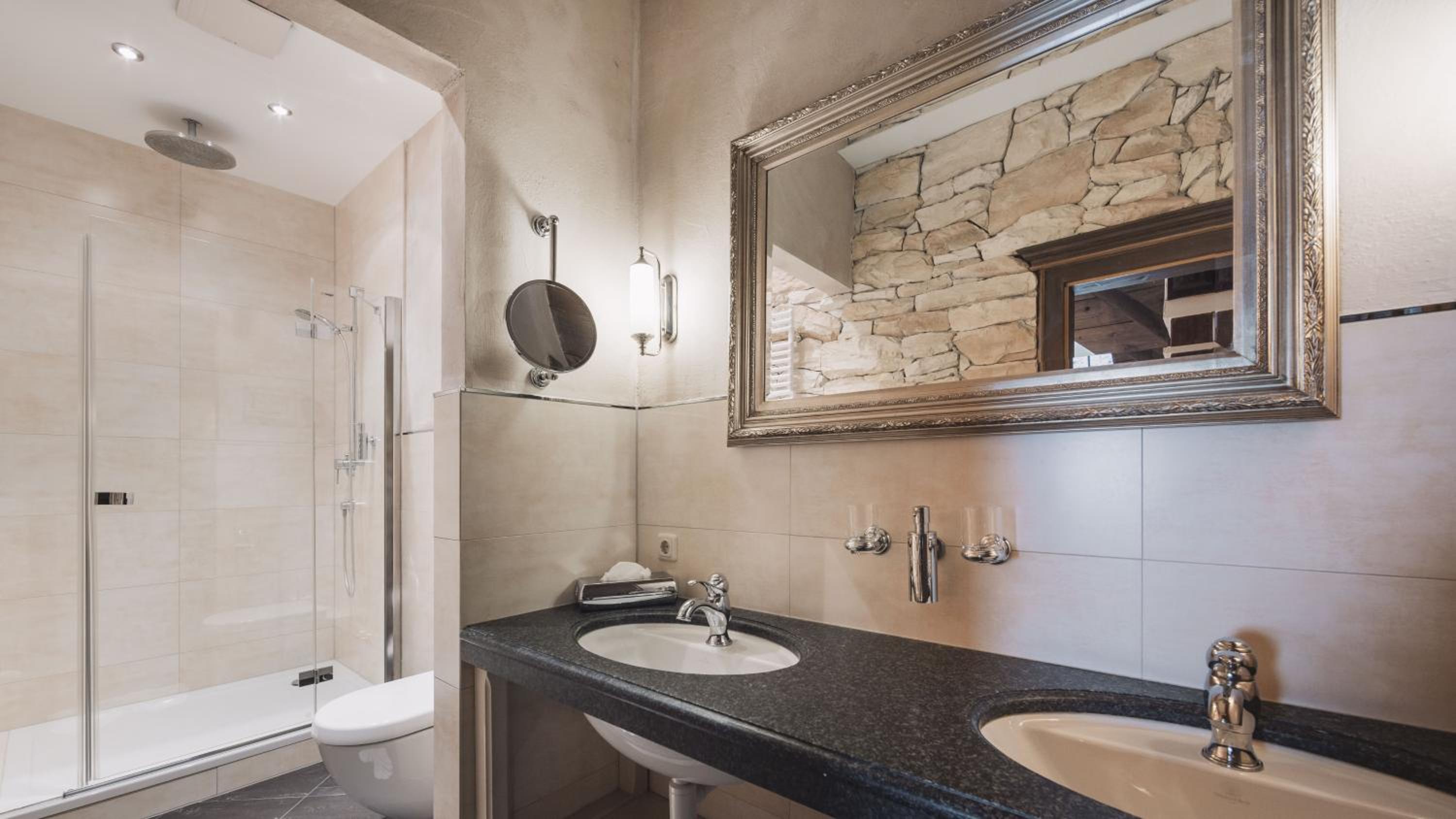 Luxury Three-Bedroom Apartment - Photo 2