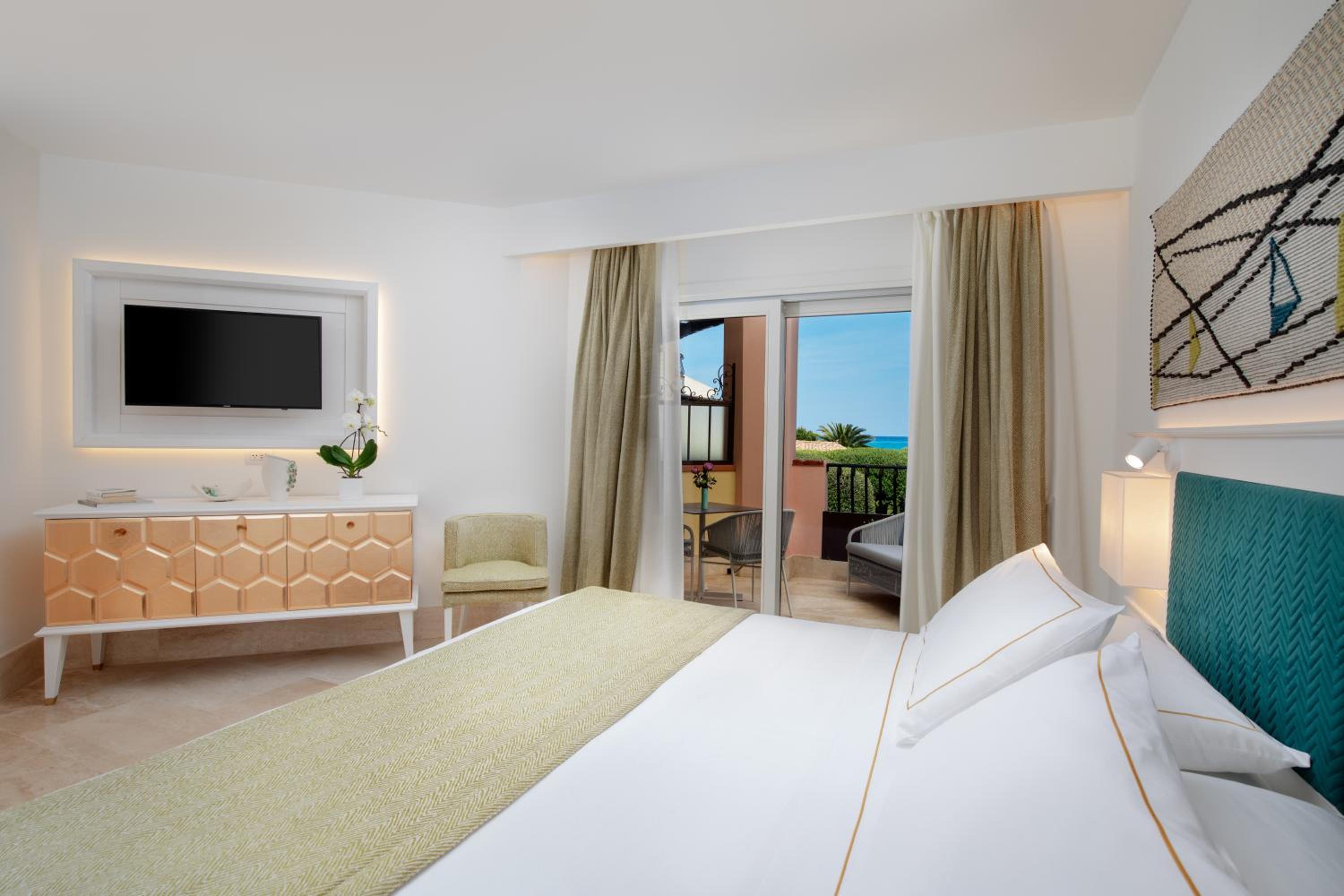 Deluxe Room with Sea View - Photo 4