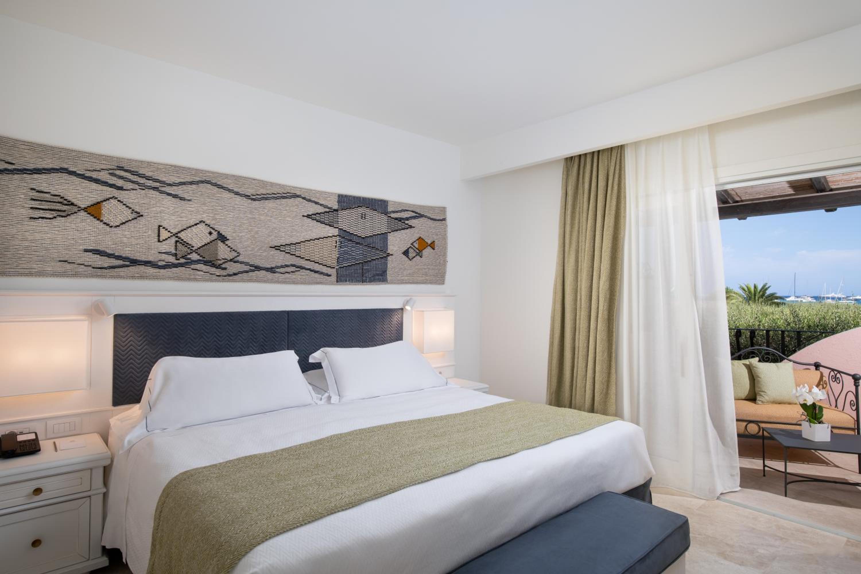 Deluxe Room with Sea View - Photo 6