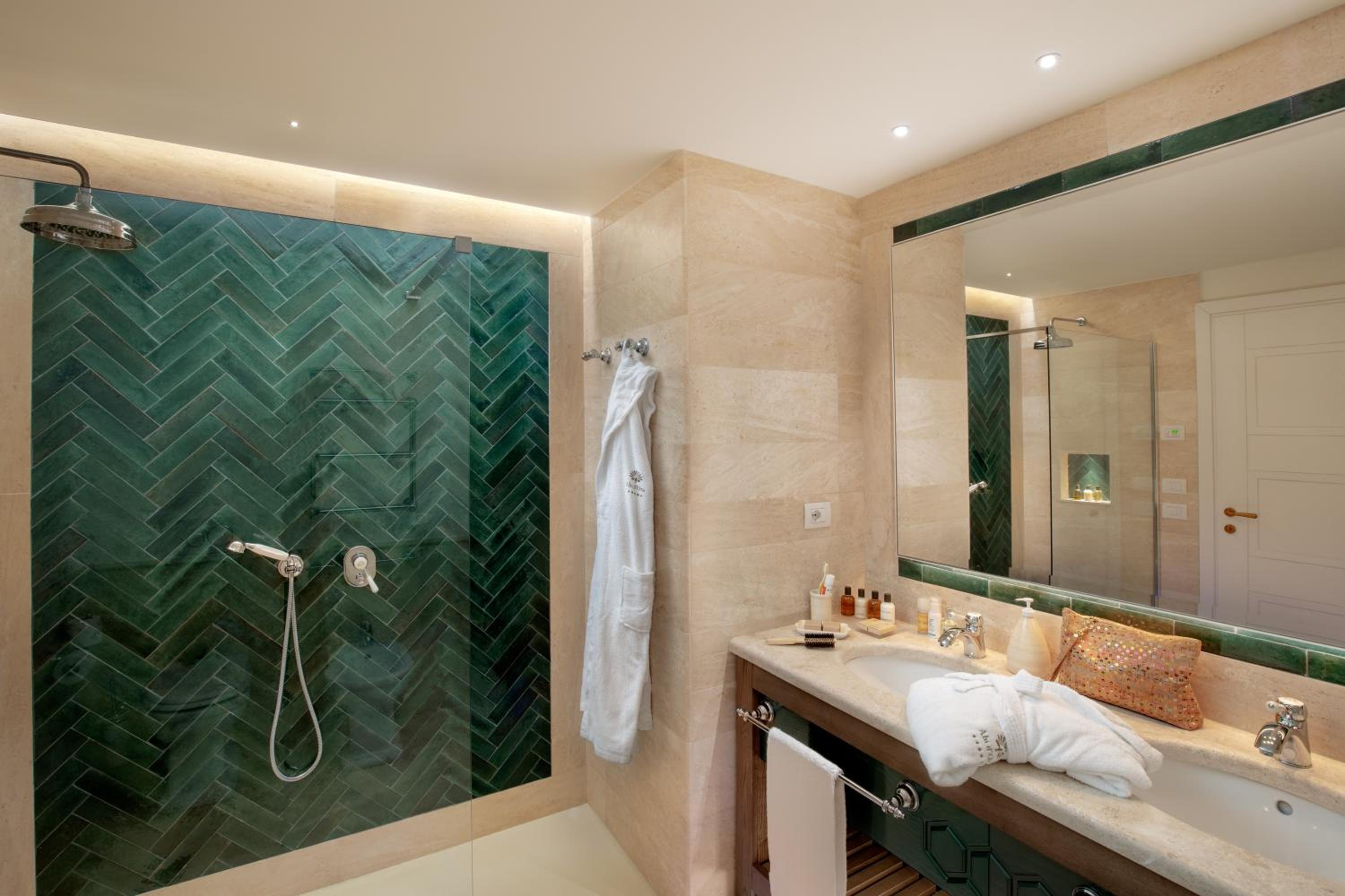 Deluxe Room with Sea View - Photo 3