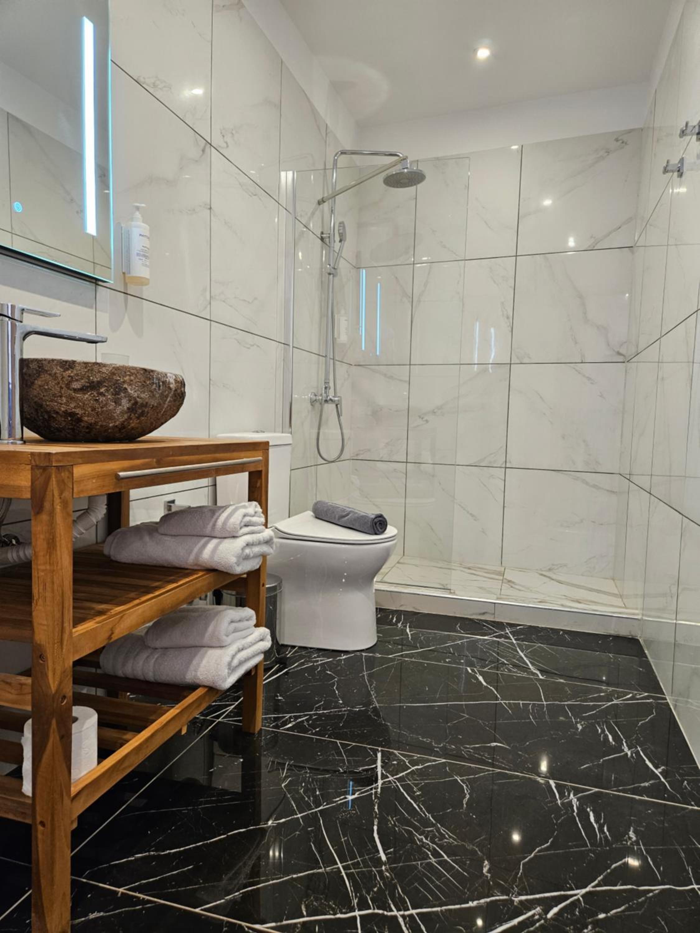 Junior Suite with Terrace & City View | High Floor photo 3