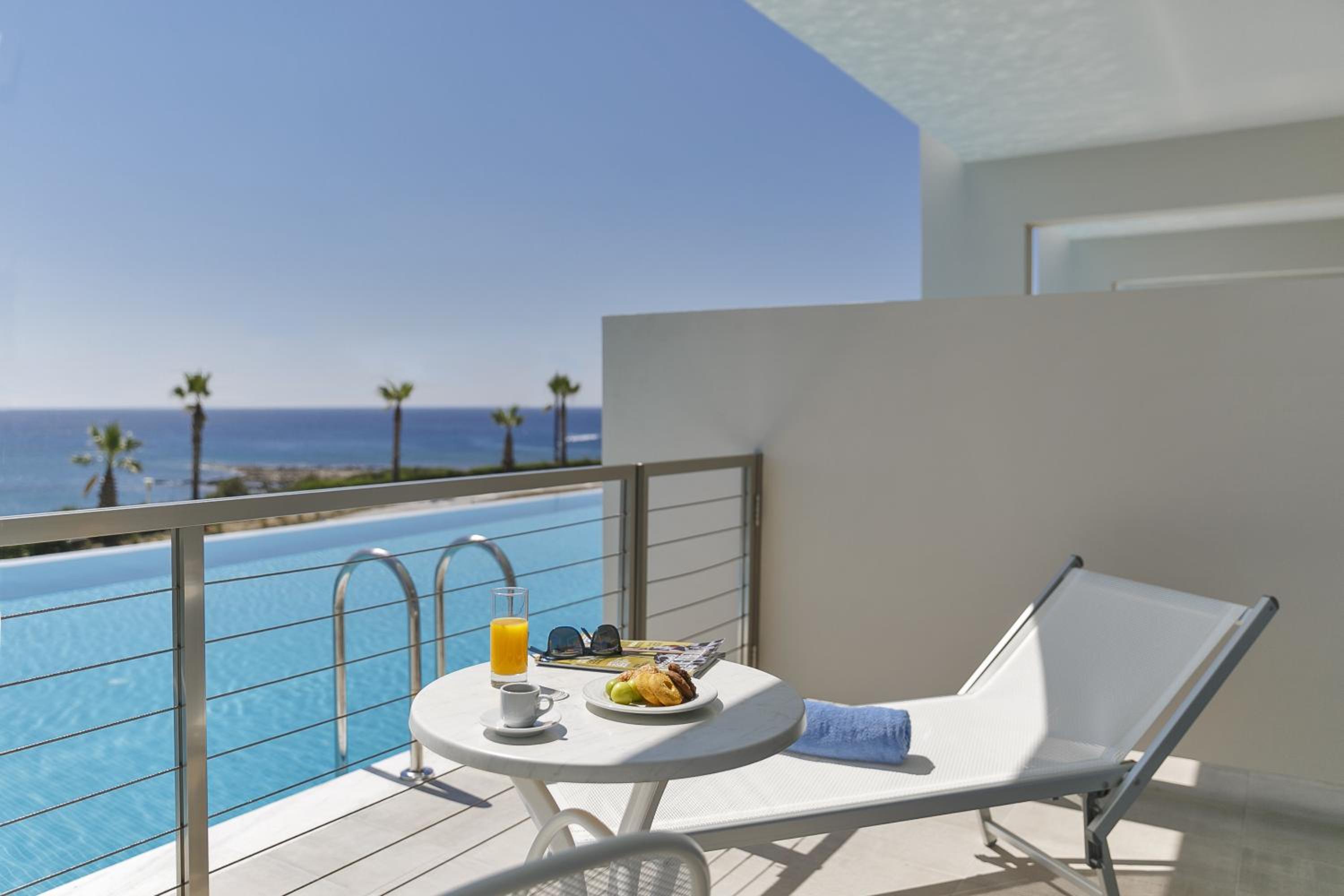Executive Family Room with Sharing Pool and Sea View - Photo 5