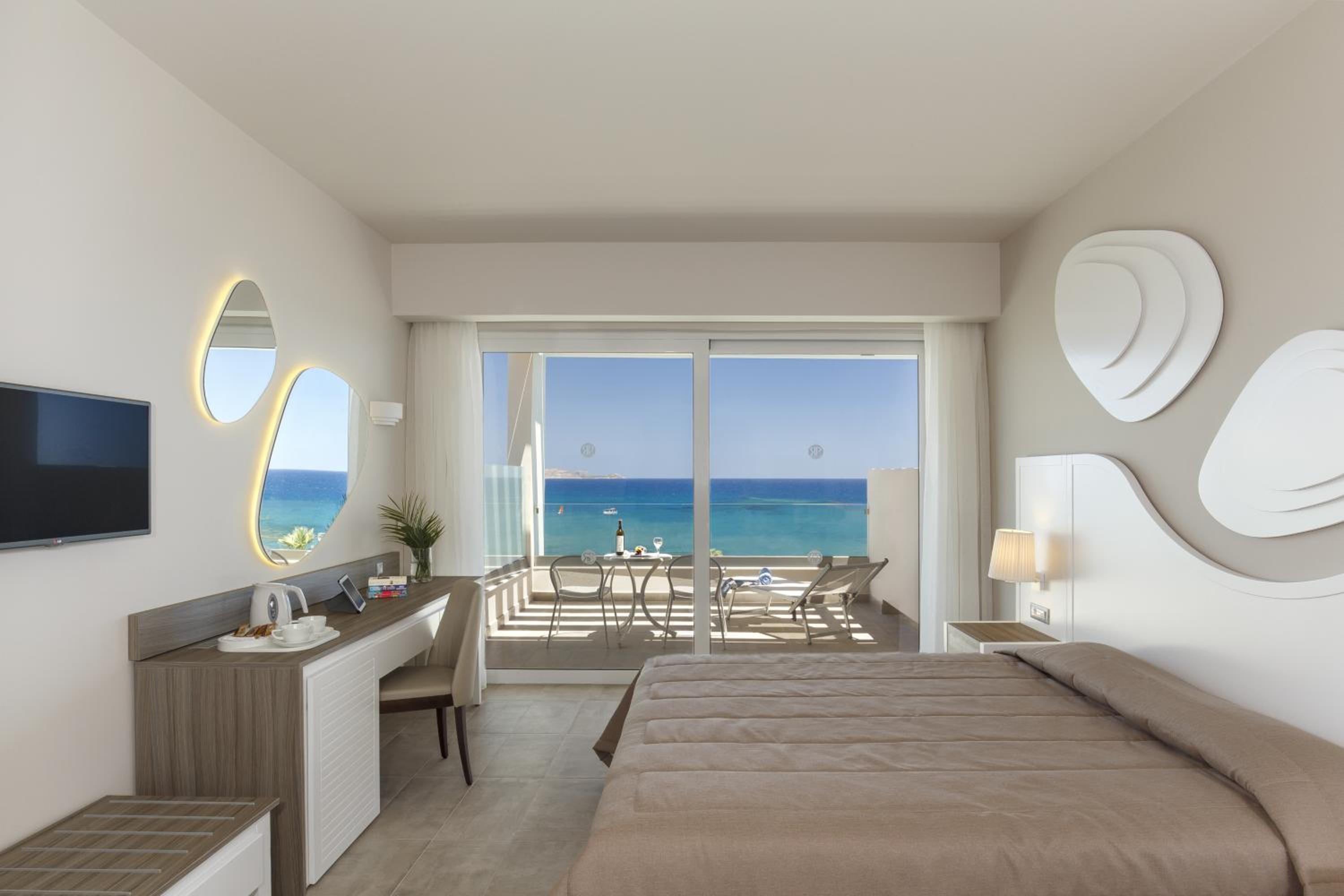 Executive Family Room with Balcony and Sea View - Photo 7