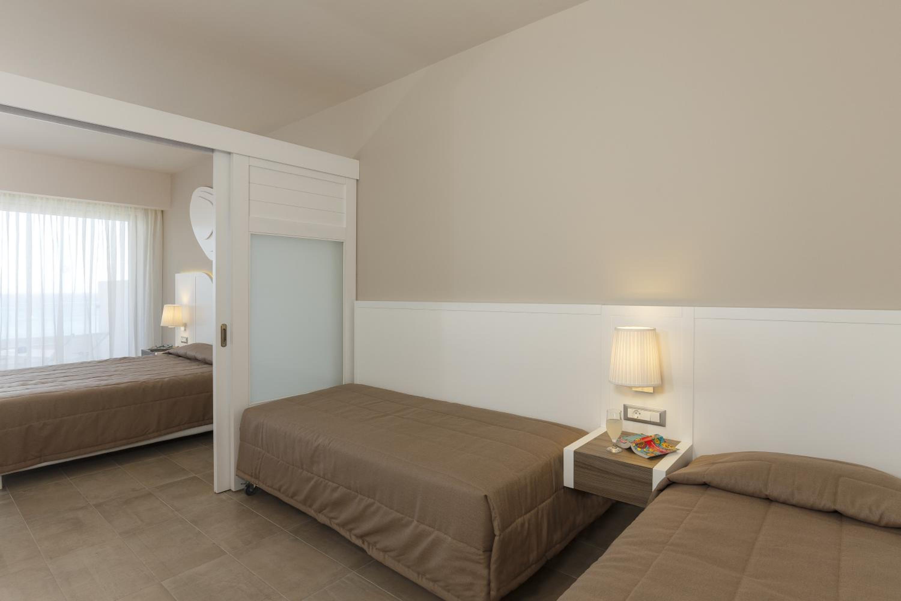 Executive Family Room with Balcony and Sea View - Photo 4
