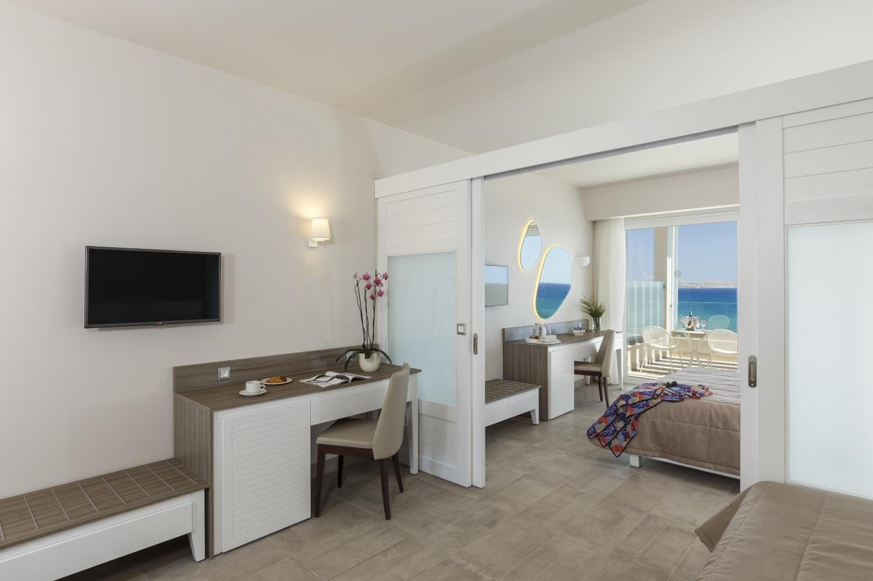 Executive Family Room with Balcony and Sea View - Photo 3
