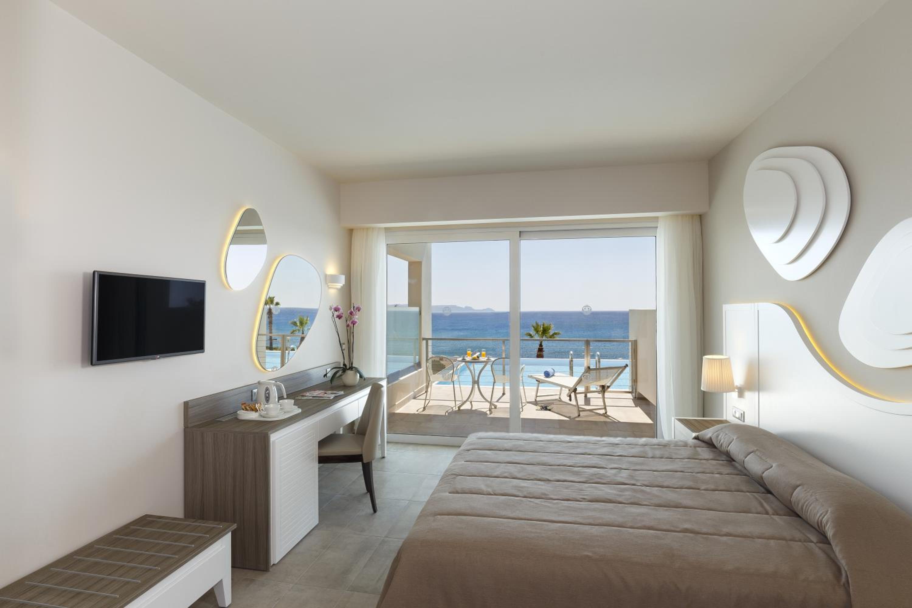 Executive Family Room with Sharing Pool and Sea View - Photo 1