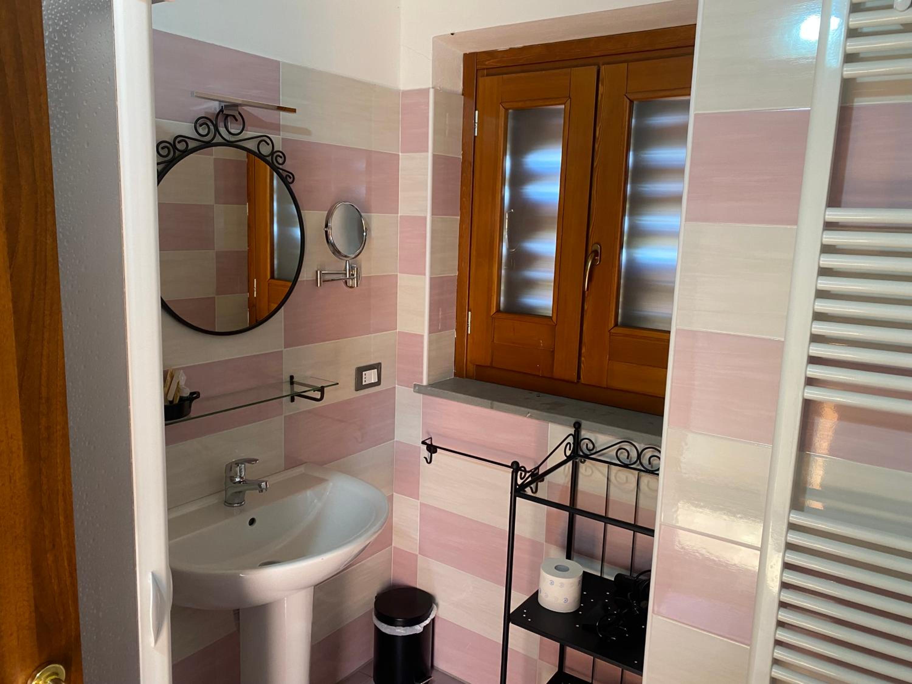 Quadruple Room with Private Bathroom photo 2