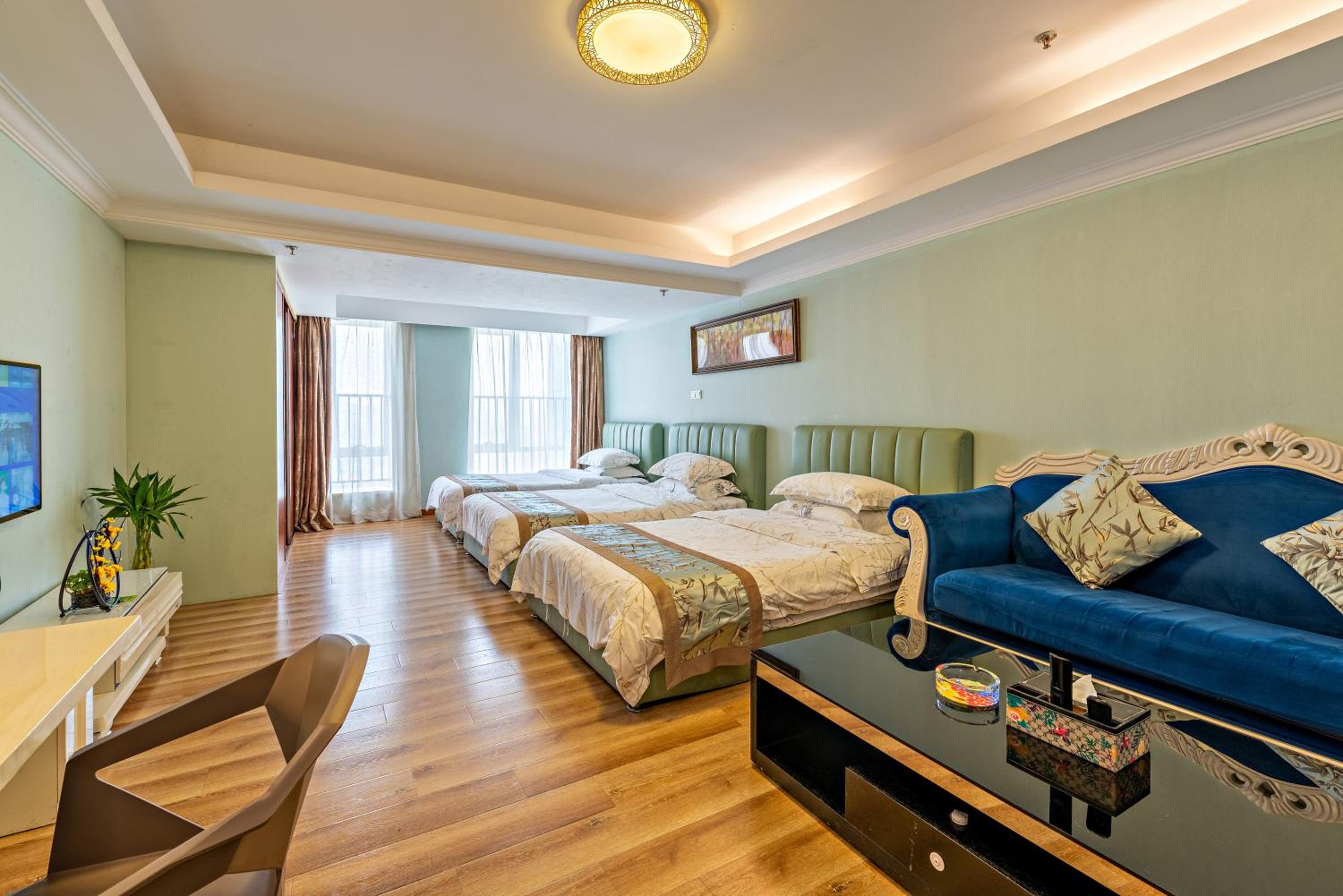 Standard Triple Room with City View - Photo 15