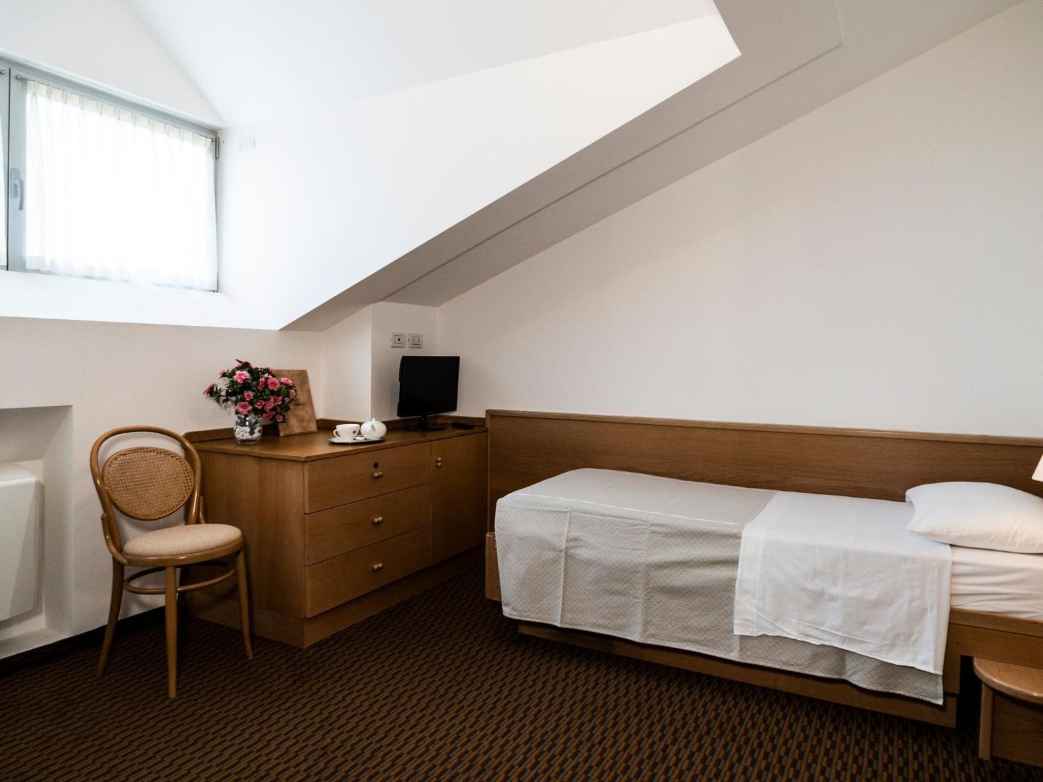Deluxe Single Room