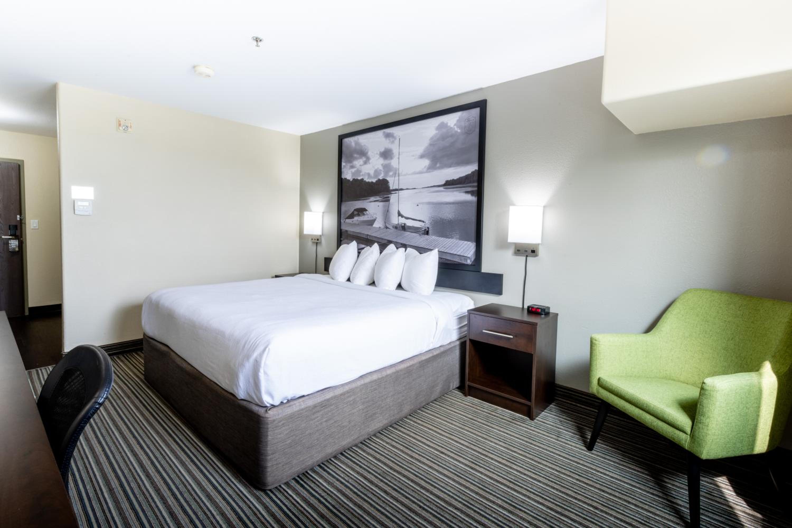 King Room - Non-Smoking - Photo 4