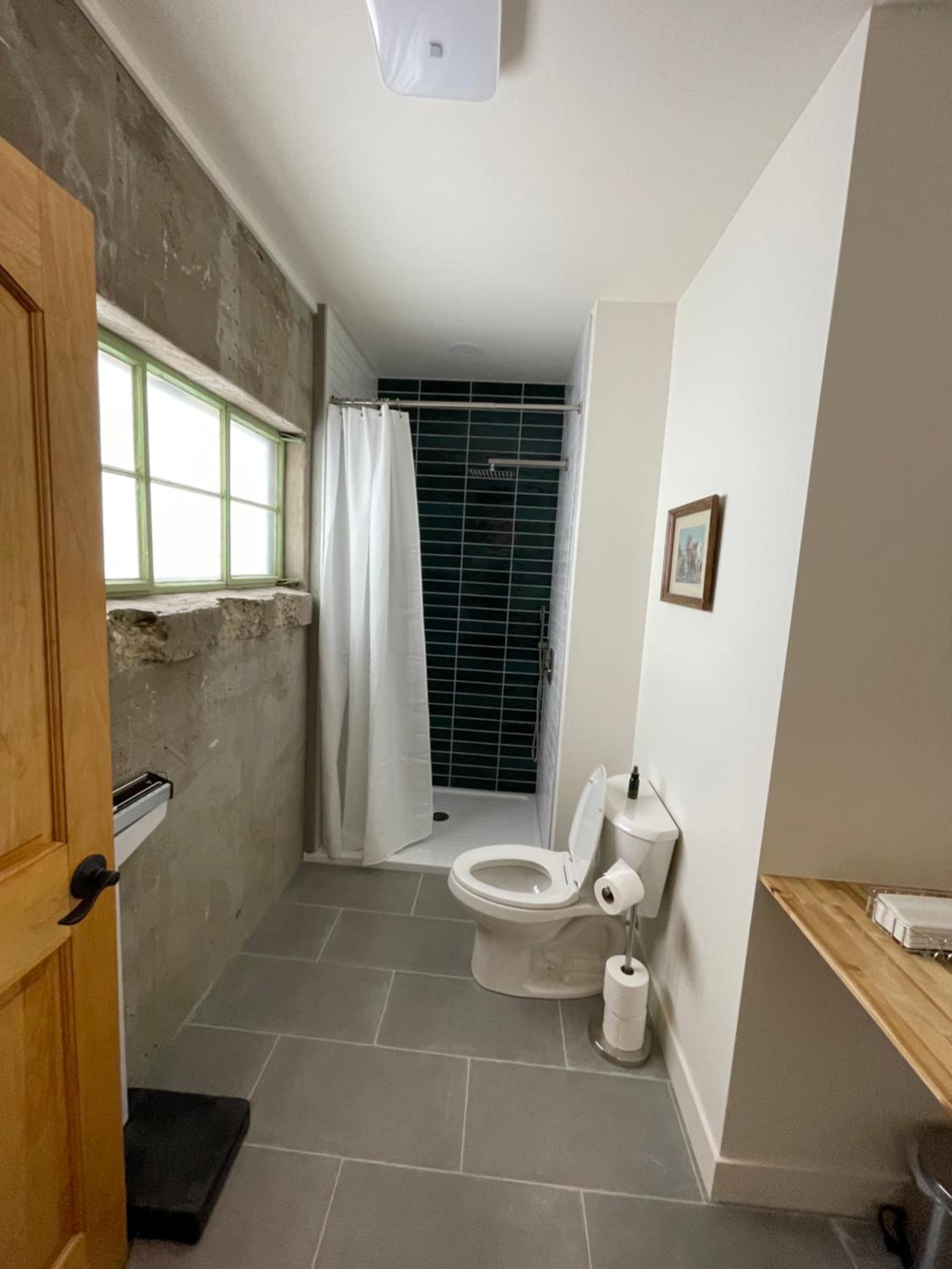 Queen Room with Shared Bathroom photo 3