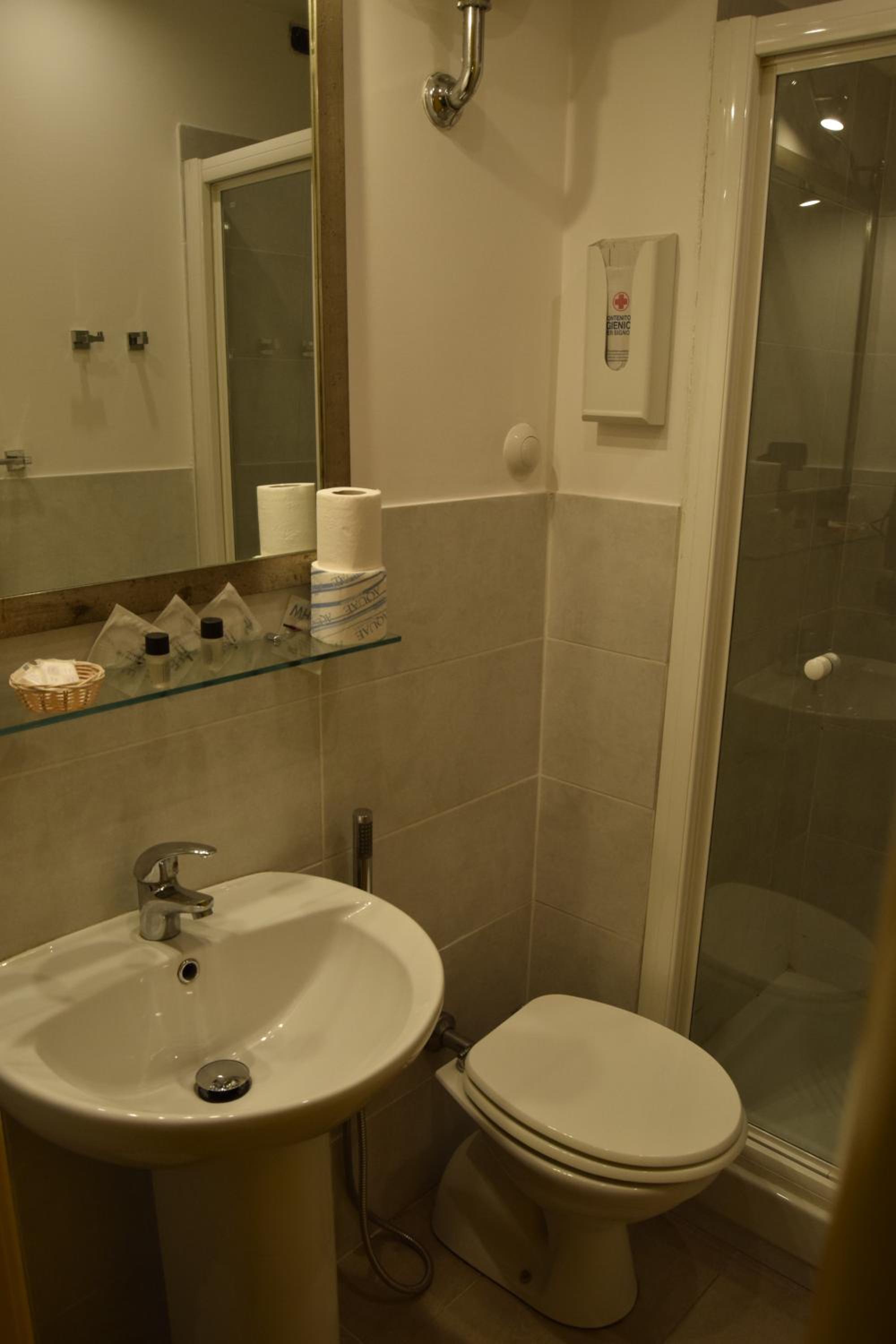 Basic Triple Room photo 2
