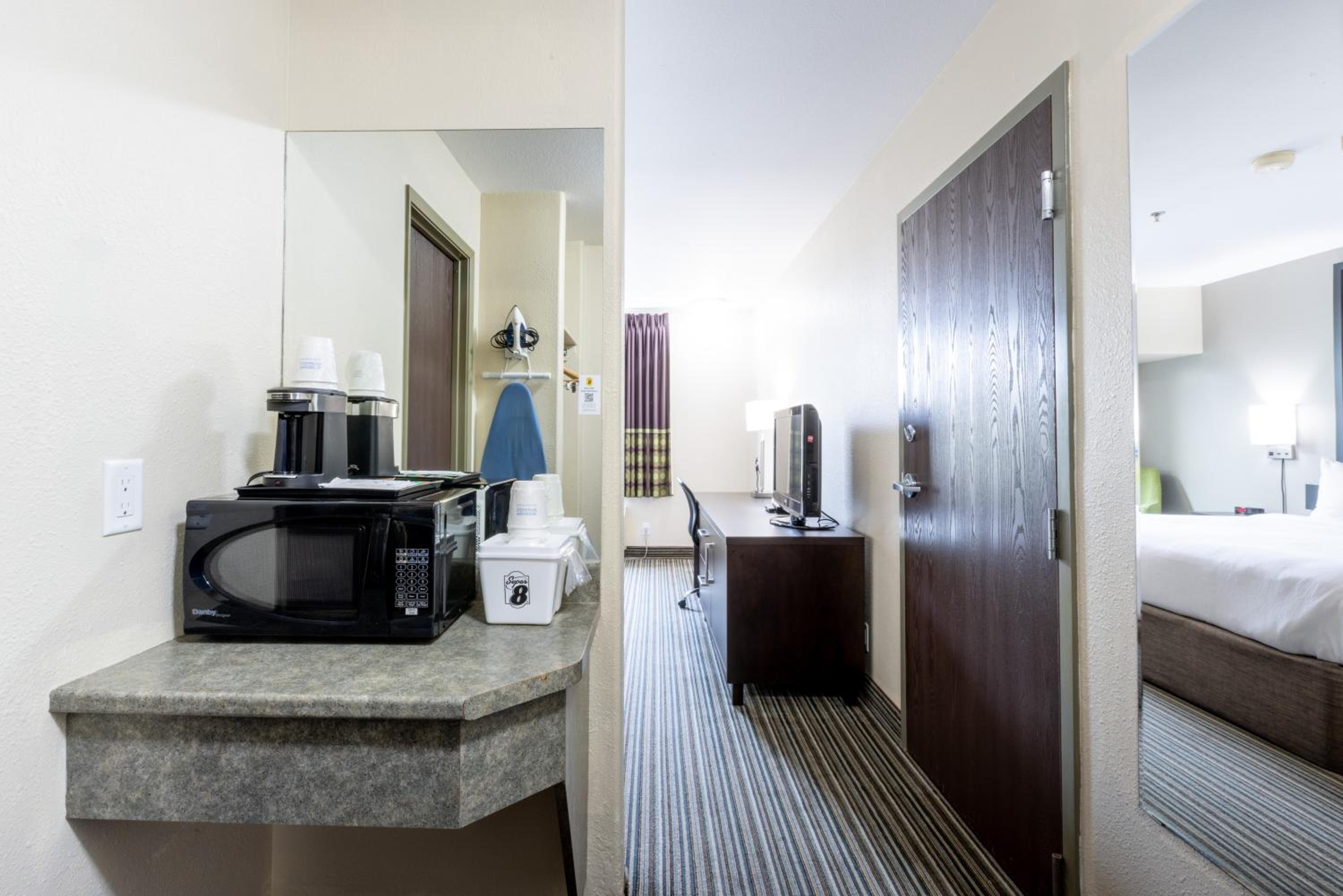 King Room - Non-Smoking - Photo 5