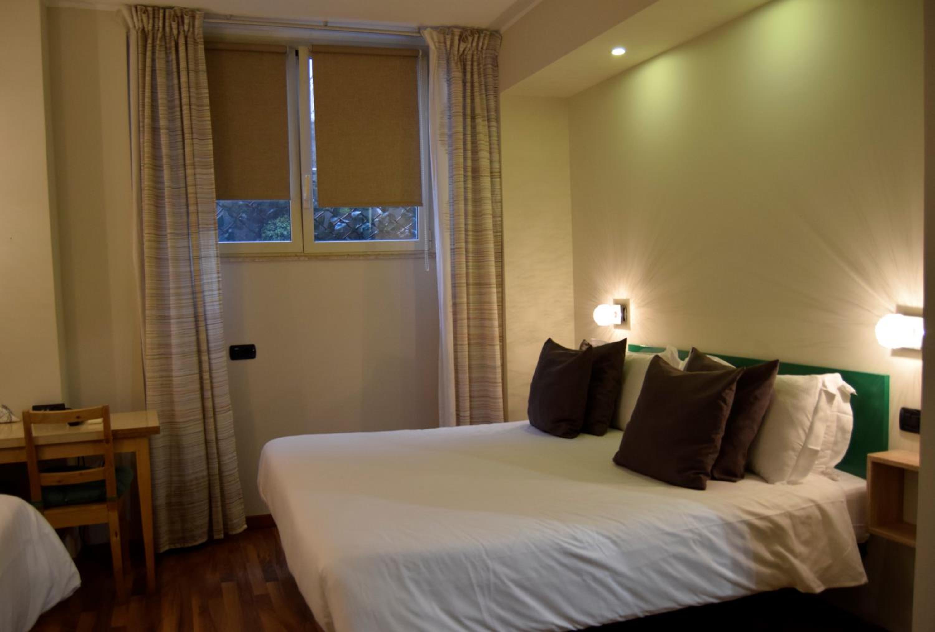 Economy Triple Room photo 2