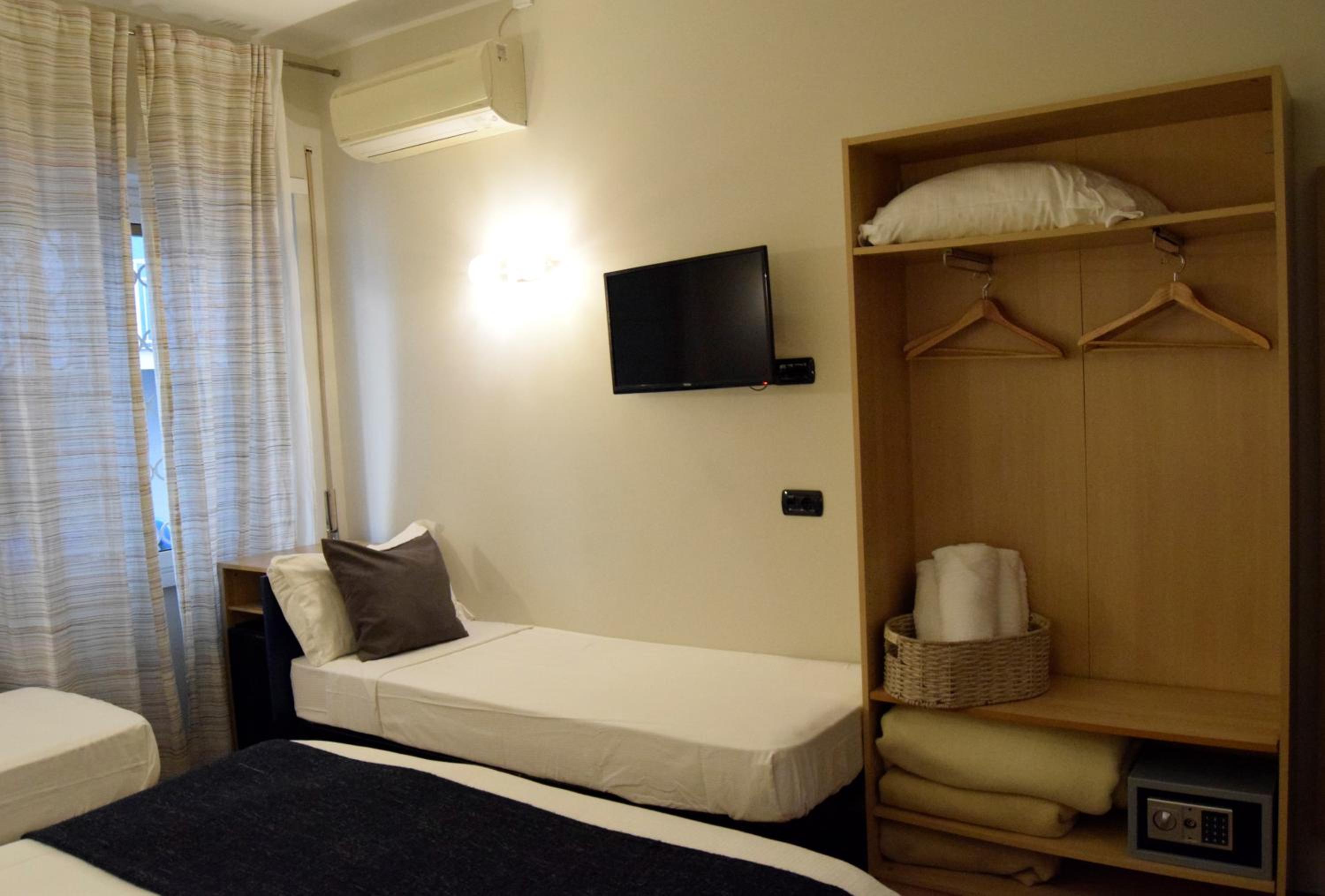 Economy Quadruple Room photo 2