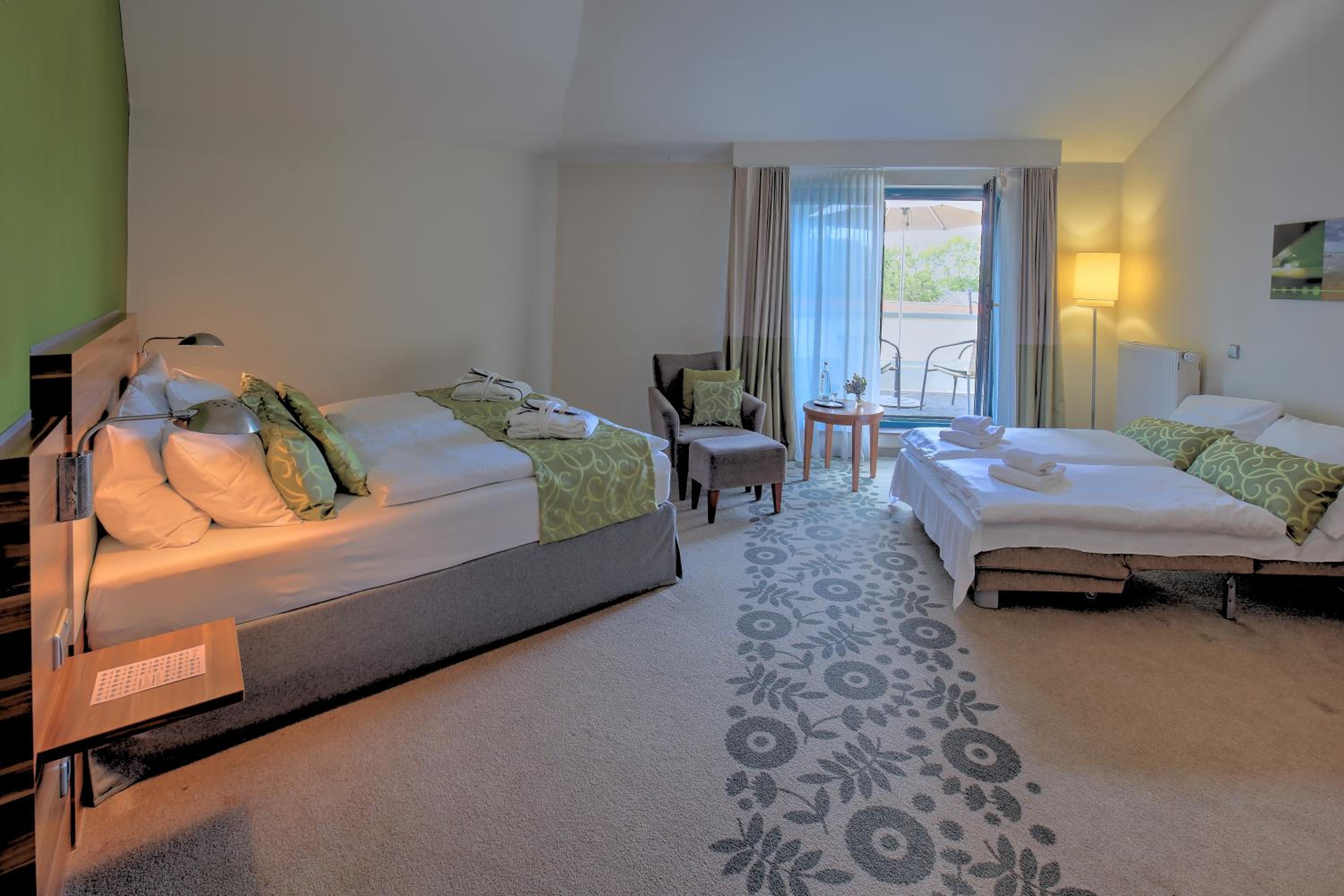 Privilege Queen Room with Balcony  - Photo 3