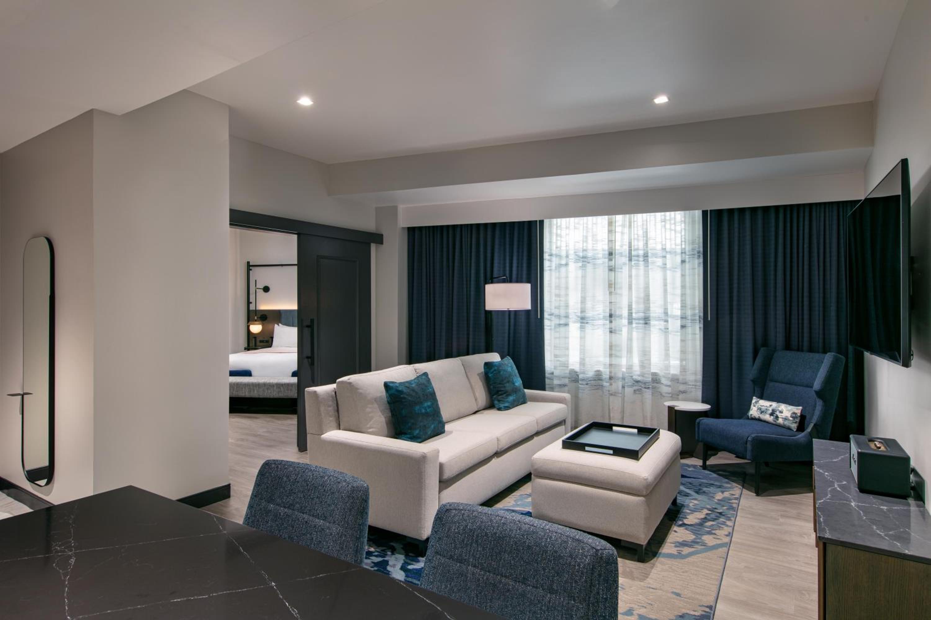 Lady Freedom One Bedroom Suite - King and Sofabed - Photo 4