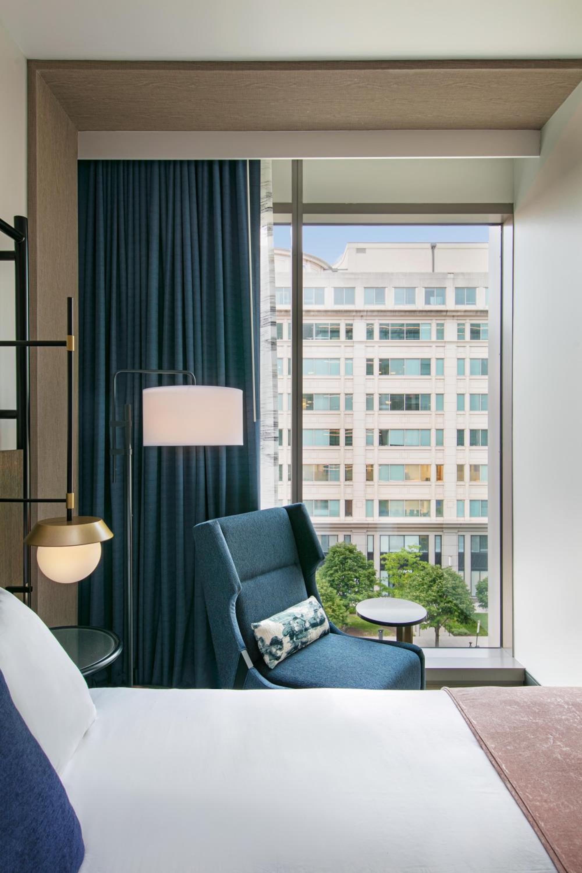 Deluxe King - City View - Photo 3