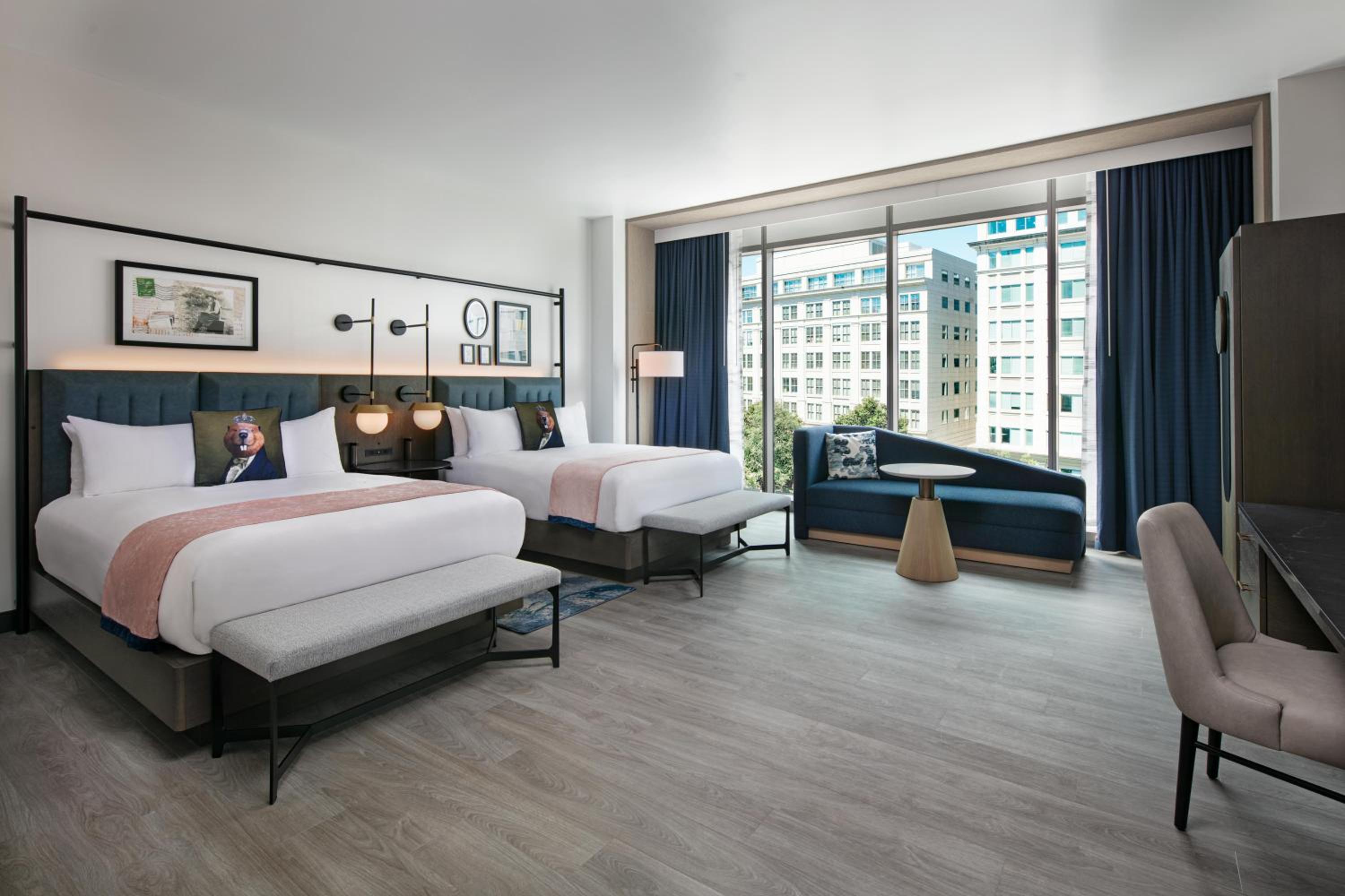 Premier Two Queen - City View - Mobility Features Roll-In Shower - Photo 3