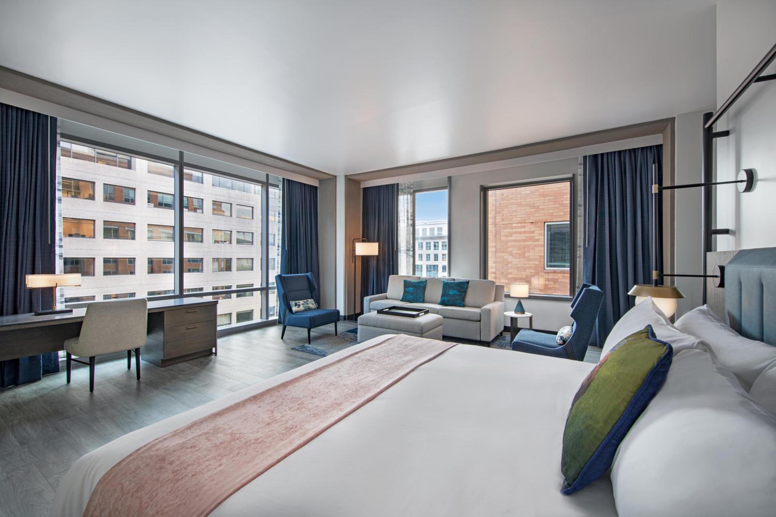 Jenkins Hill Suite - King and Sofabed - Photo 2