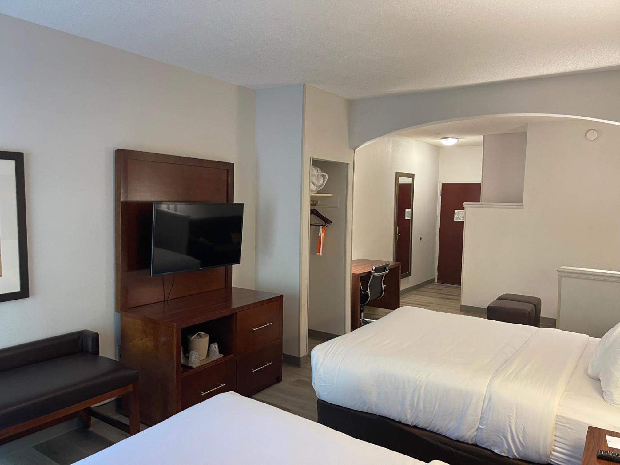 Queen Suite with 2 Queen Beds - Non-Smoking - Photo 15
