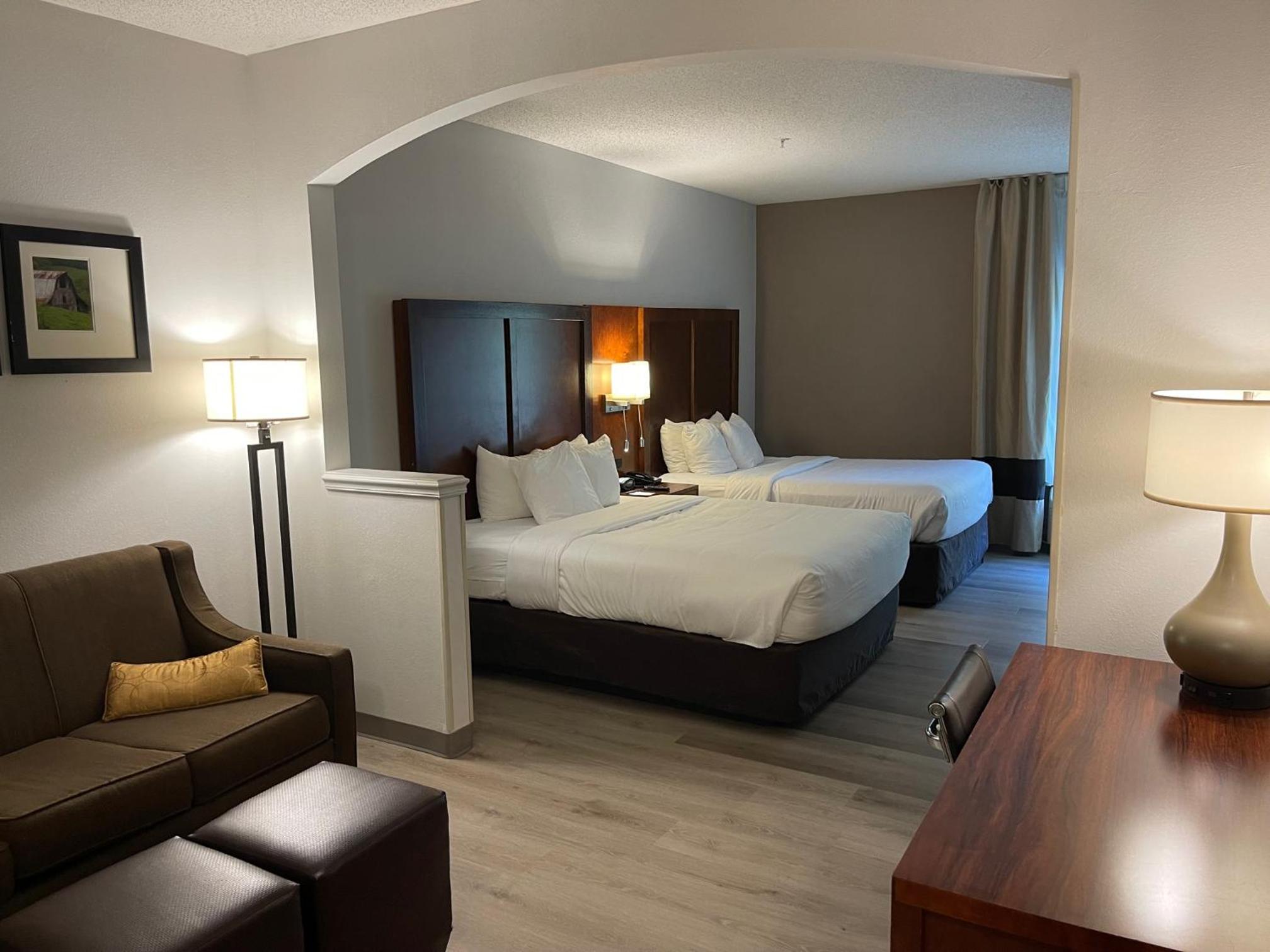 Queen Suite with 2 Queen Beds - Non-Smoking - Photo 12