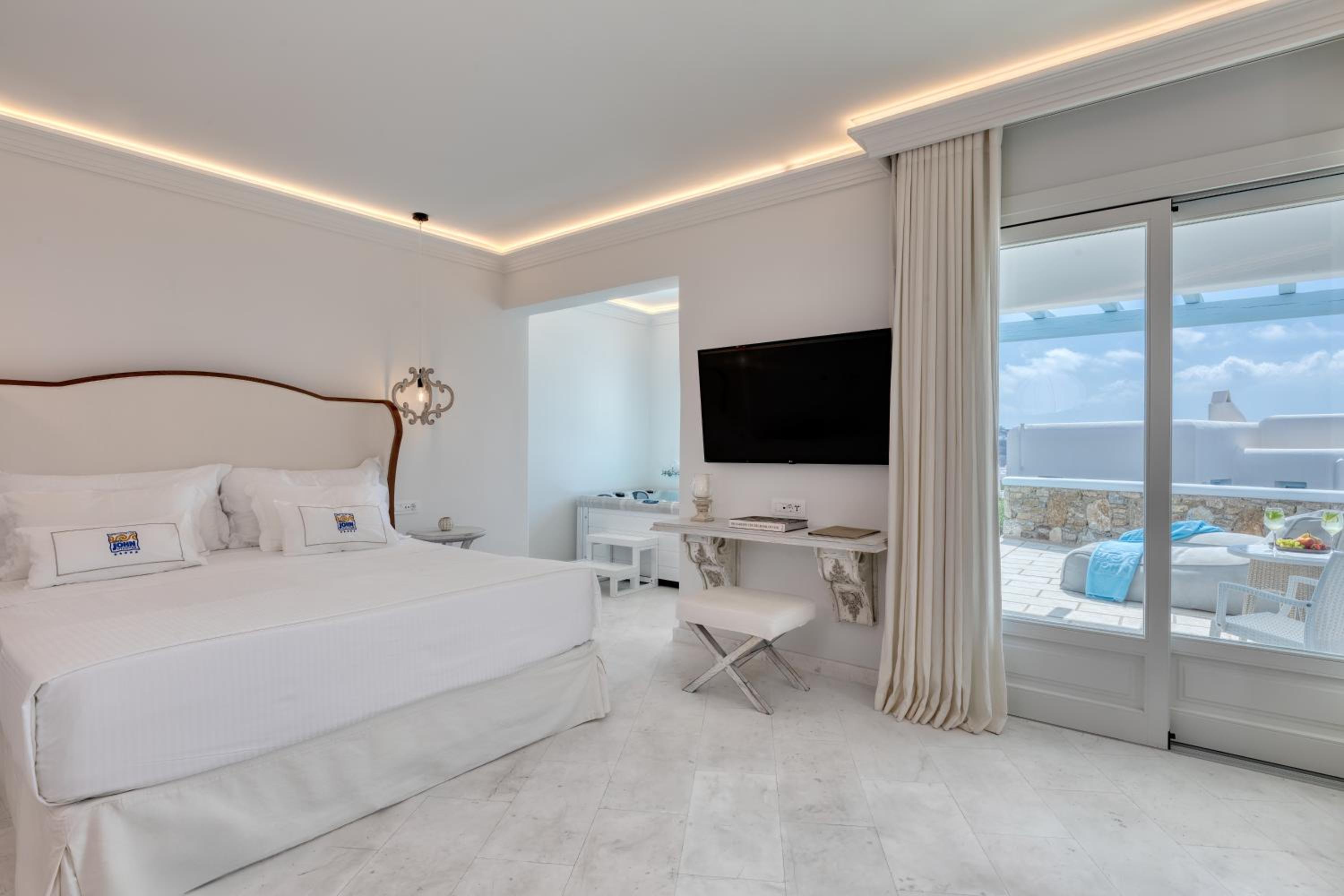 Signature Junior Suite with Indoor Jetted Tub and Private Pool photo 3