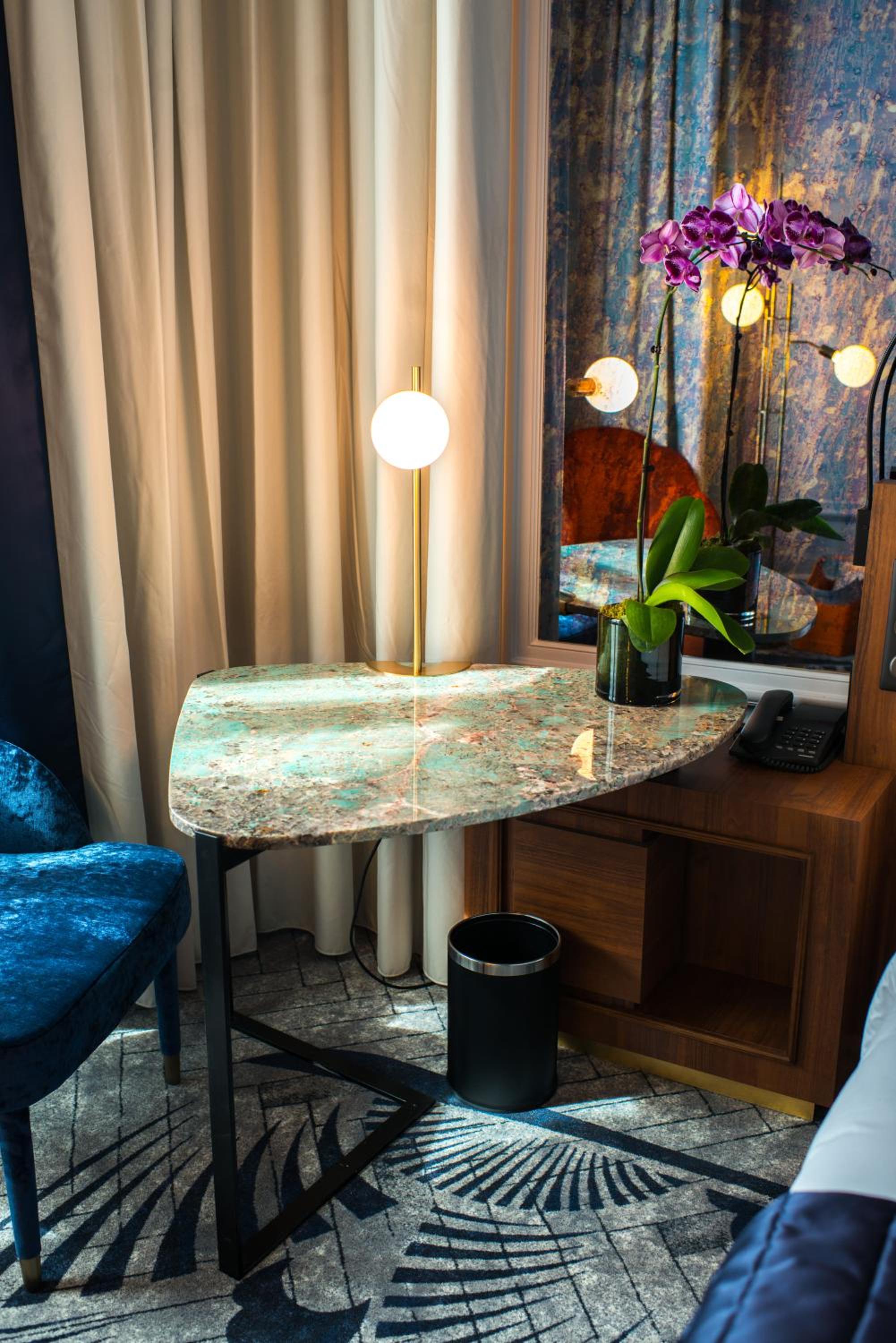 Alcove Room with One Queen Bed - Photo 3
