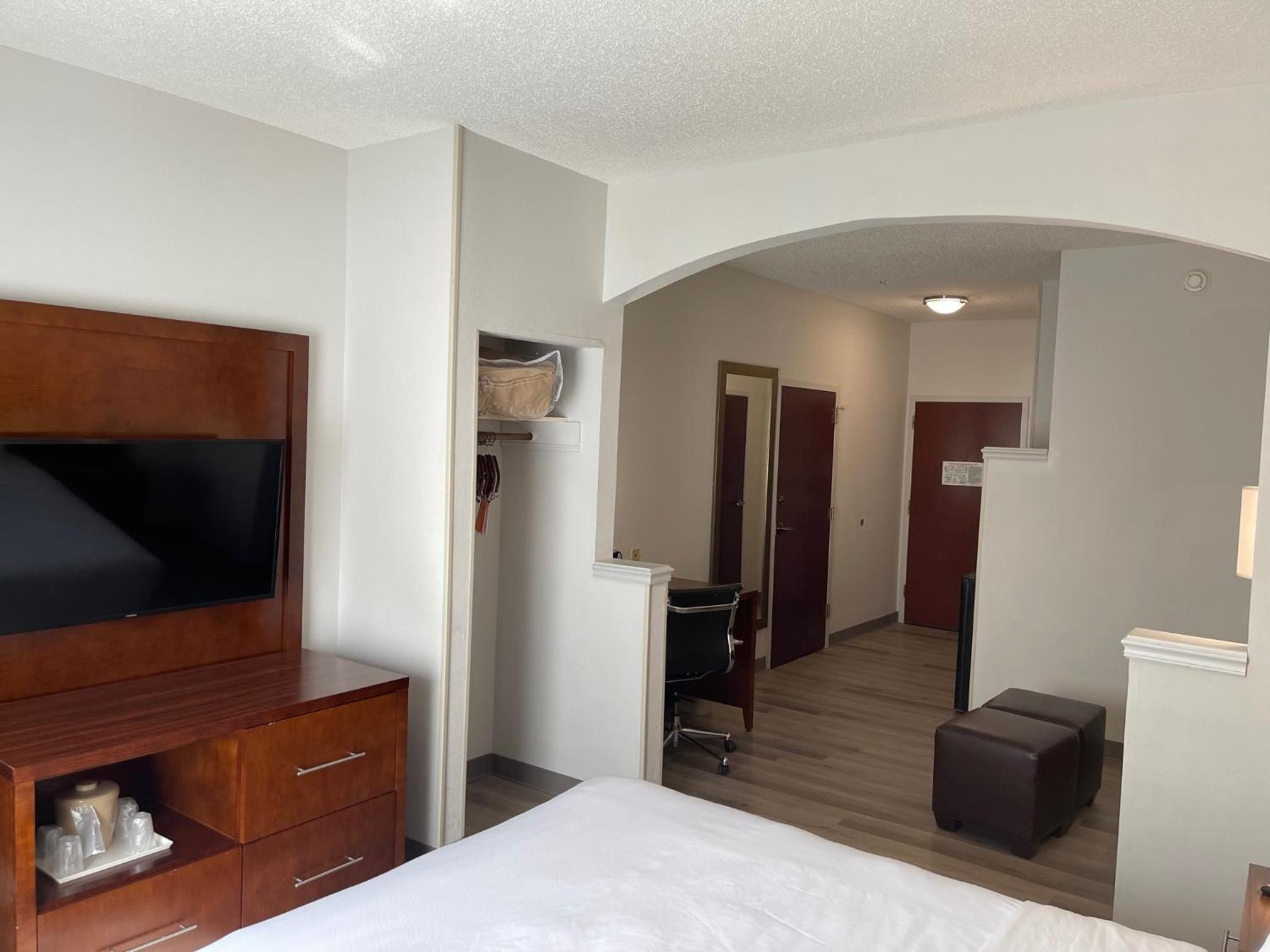 Standard King Suite - Non-Smoking - Photo 5