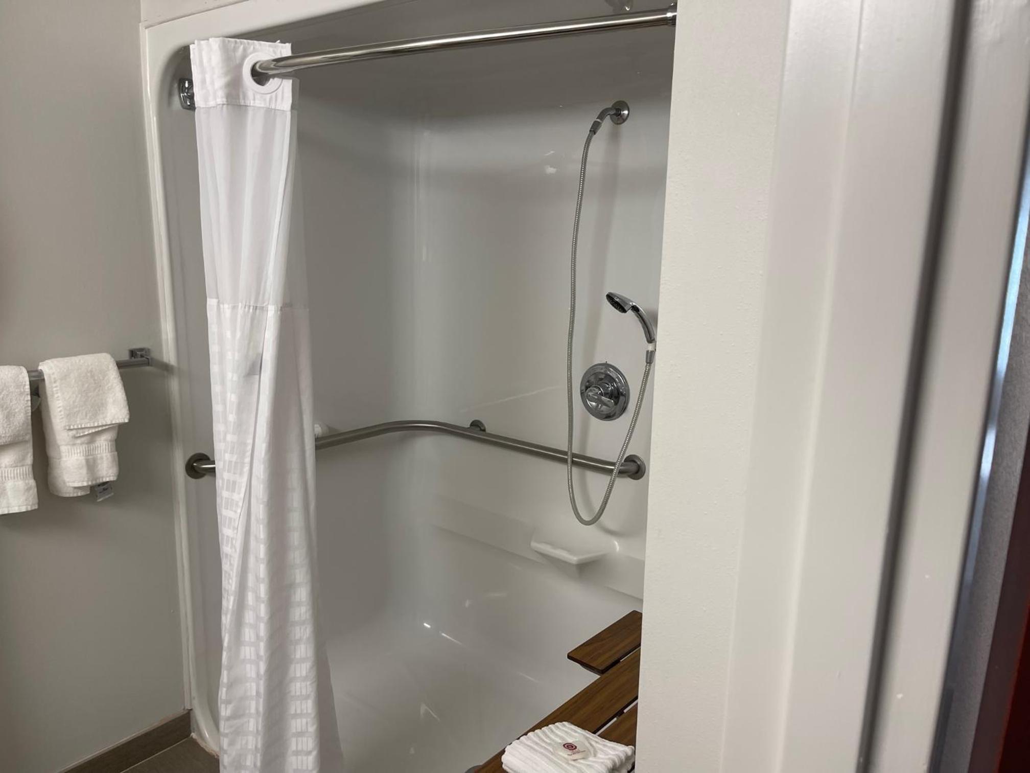 Queen Suite - Accessible/Non-Smoking - Photo 2
