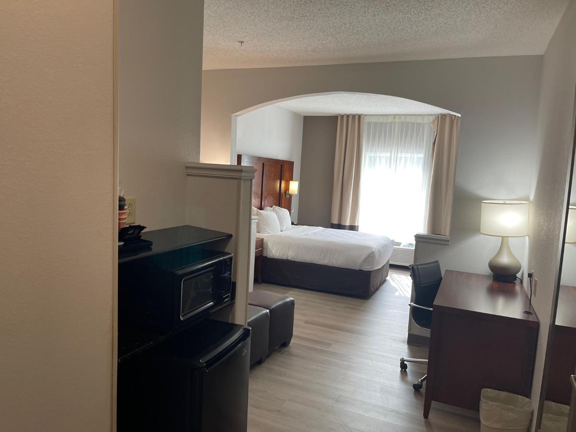 Queen Suite - Accessible/Non-Smoking - Photo 10