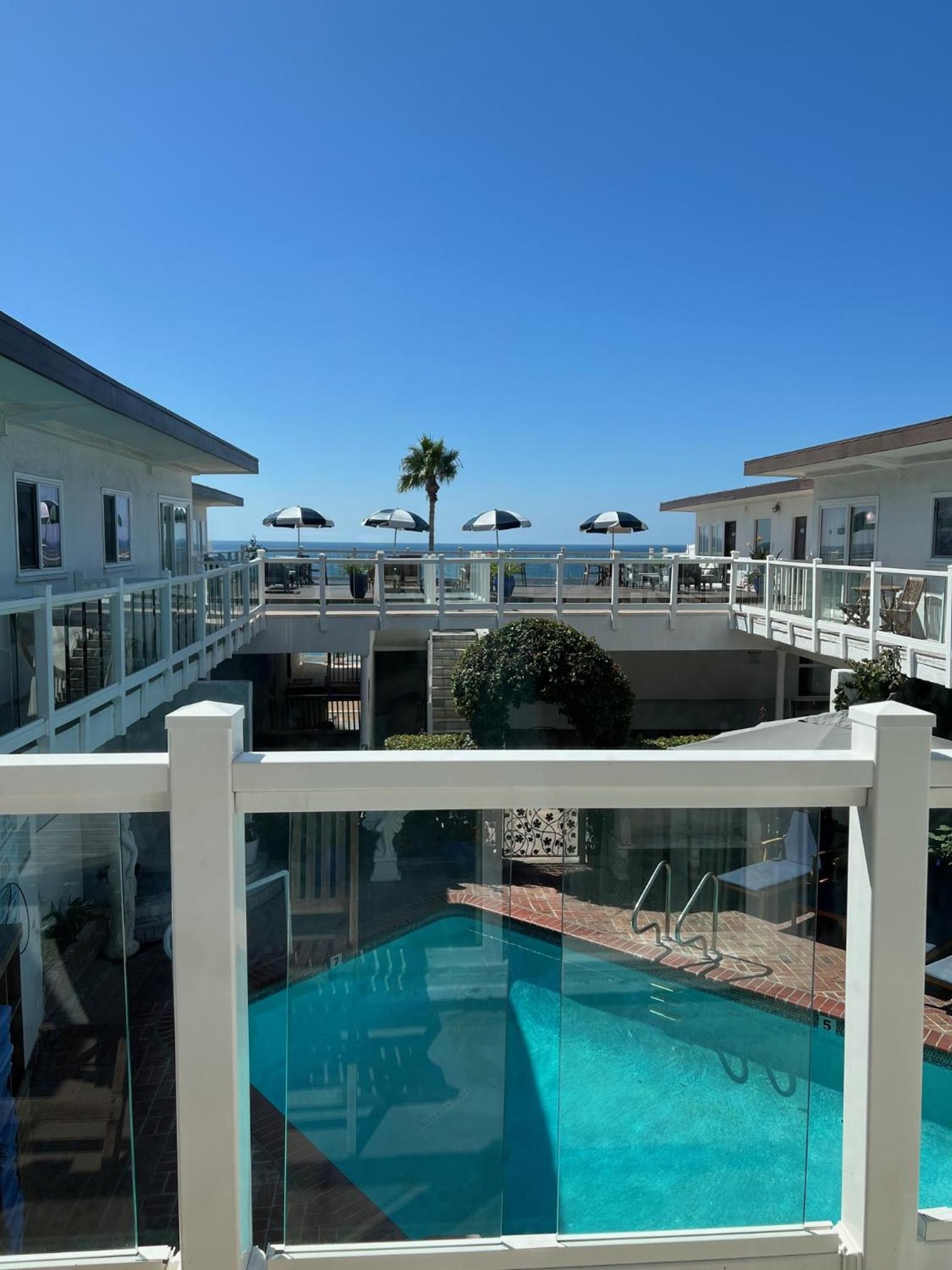 Queen Room with Two Queen Beds - Ocean View - Photo 3