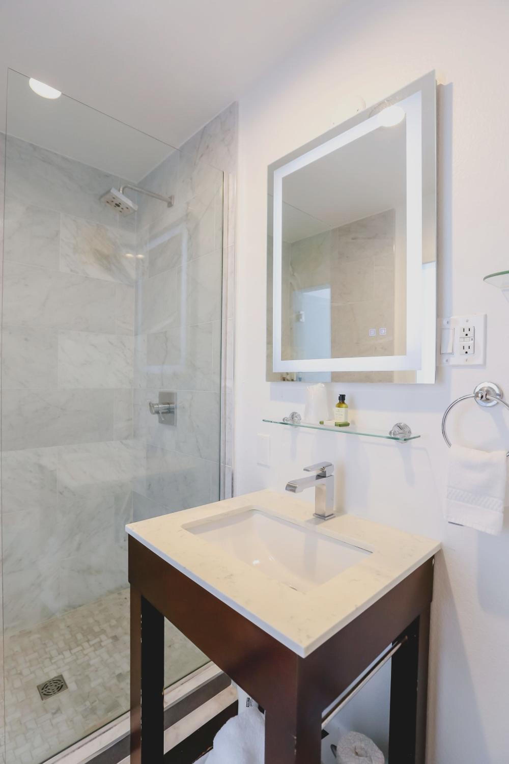 Standard Queen Room - Photo 4