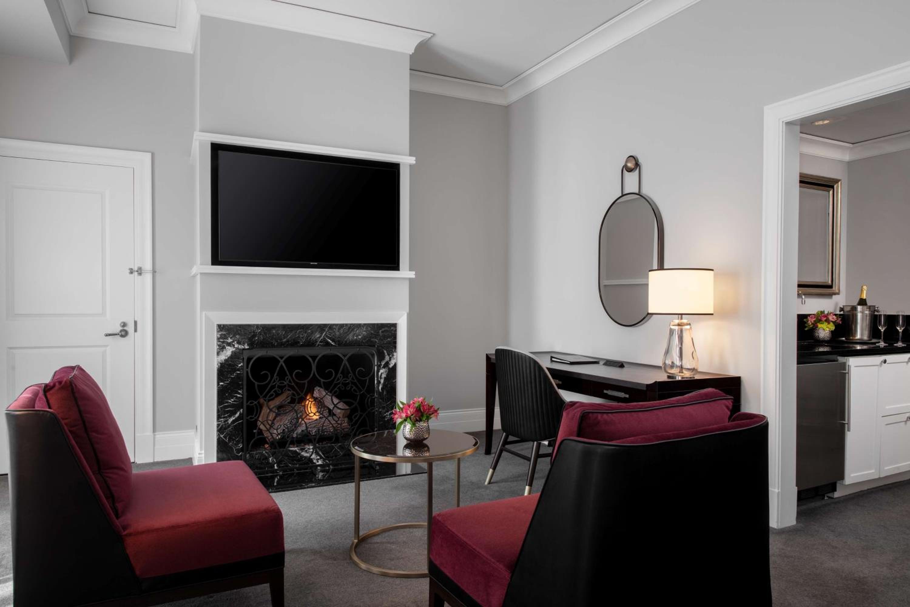 Deluxe King Room with Fireplace - Photo 5