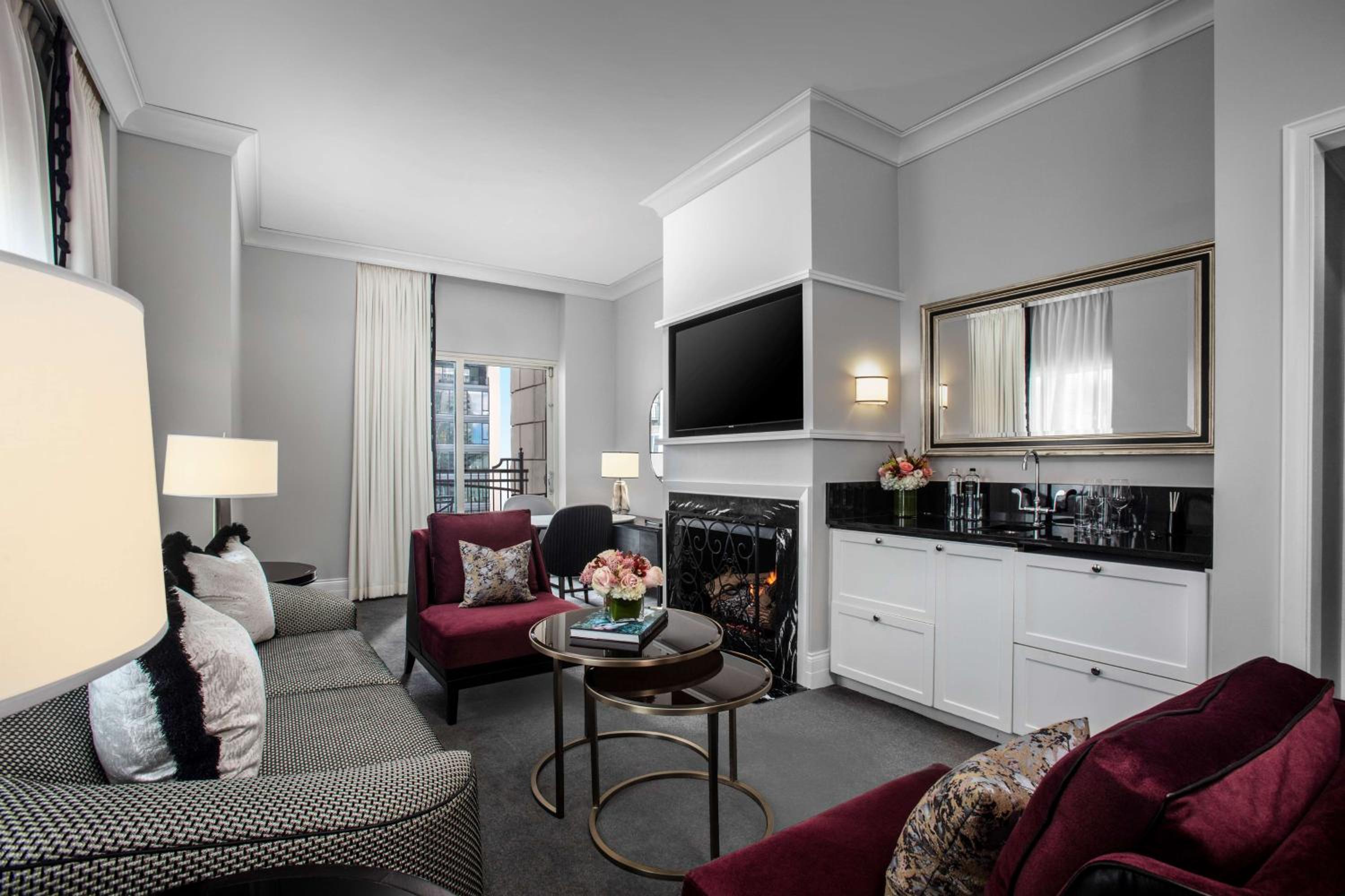 Corner One-Bedroom Corner Terrace Suite with Fireplace thumbnail 5