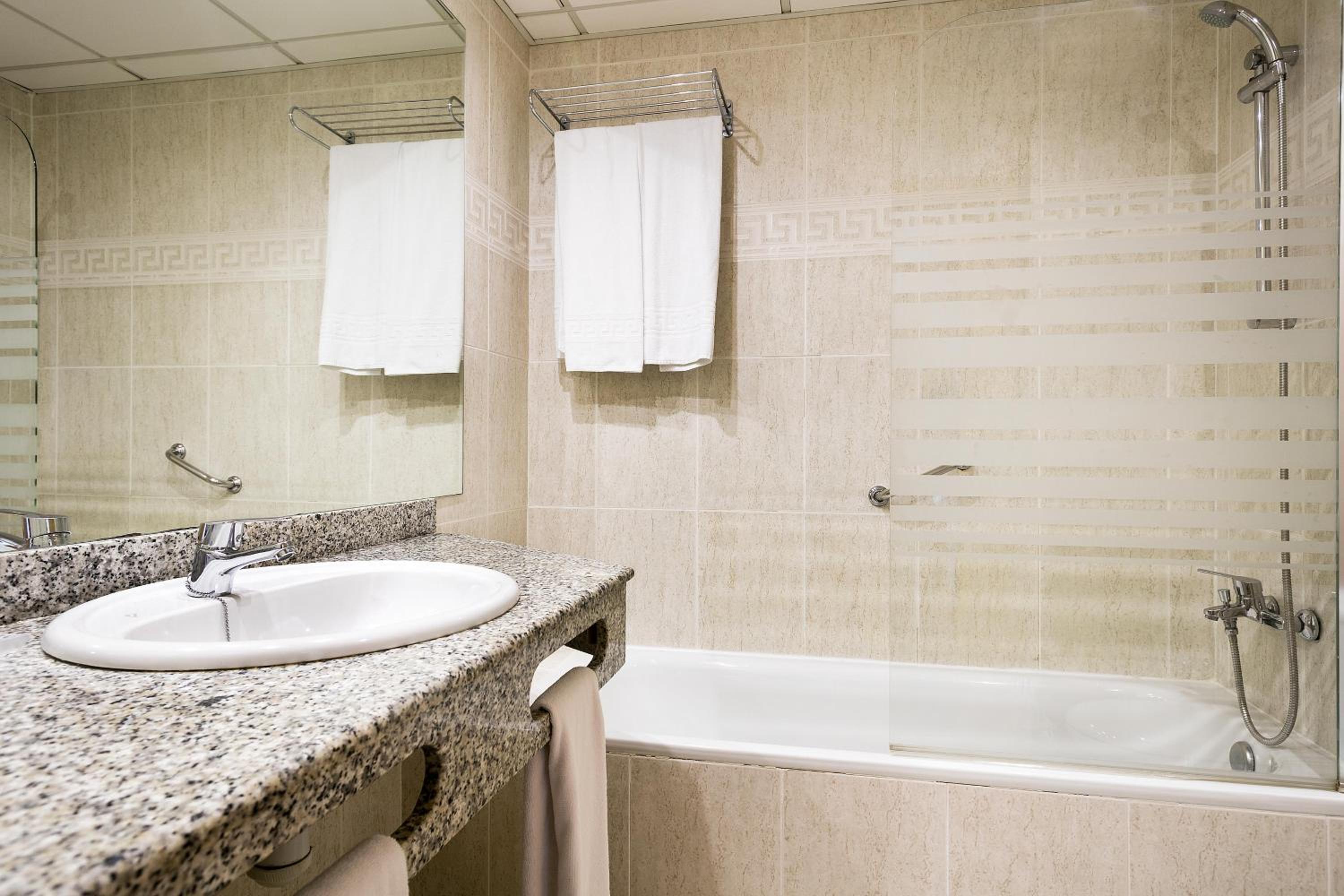Standard Double Room (2 Adults) - Photo 2