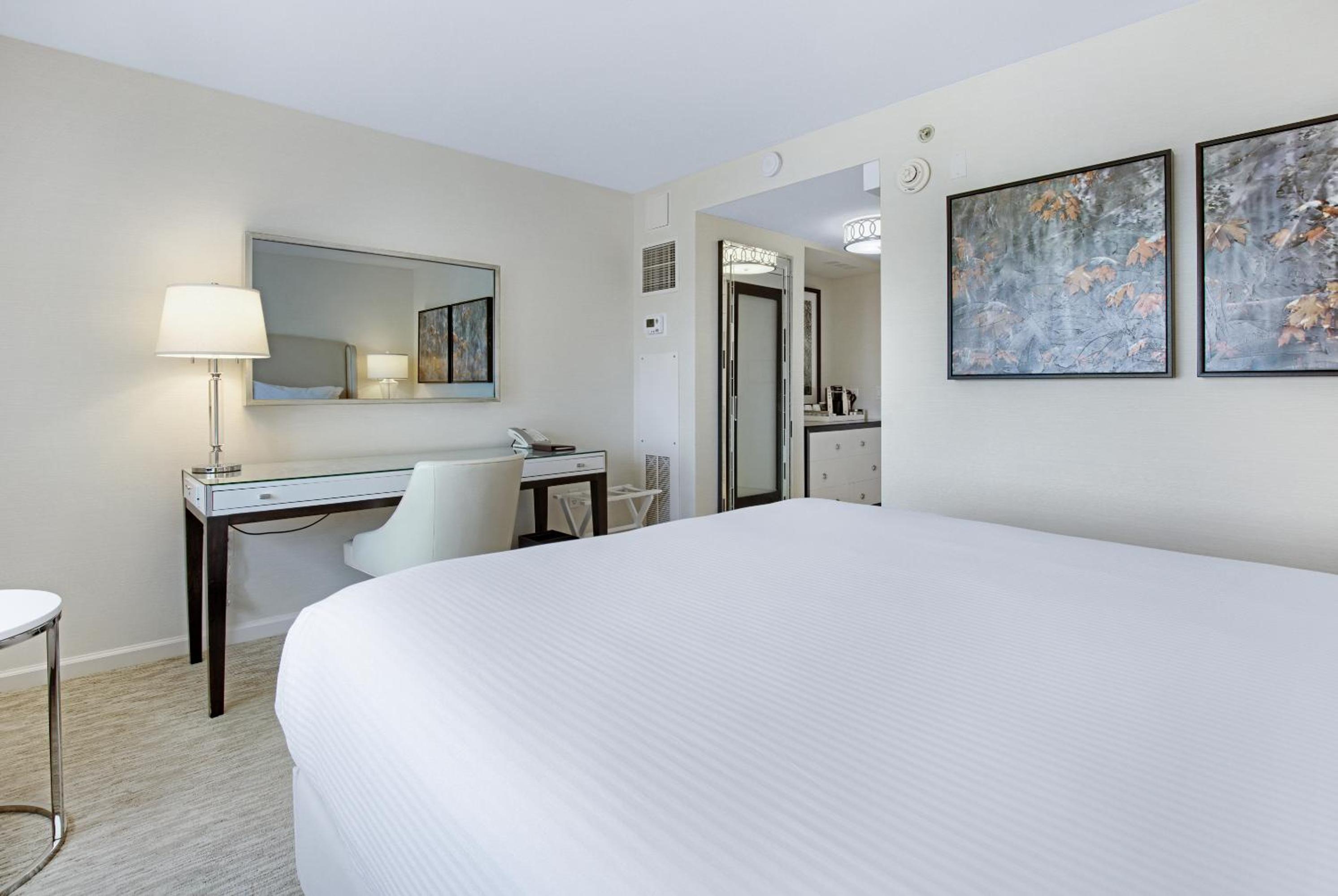 Deluxe Queen Room - Photo 4