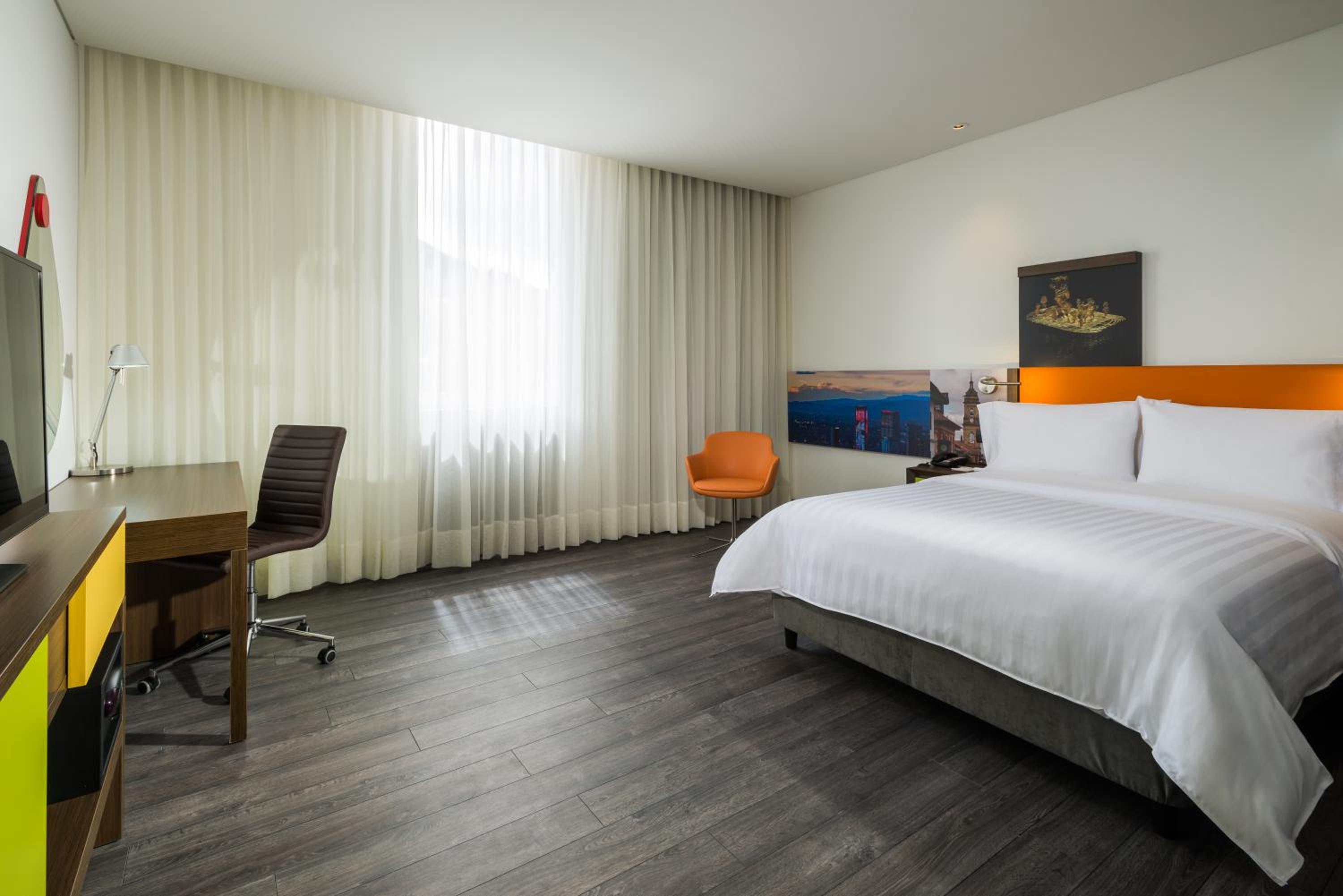 Queen Room with Roll-In Shower - Mobility Access photo 3