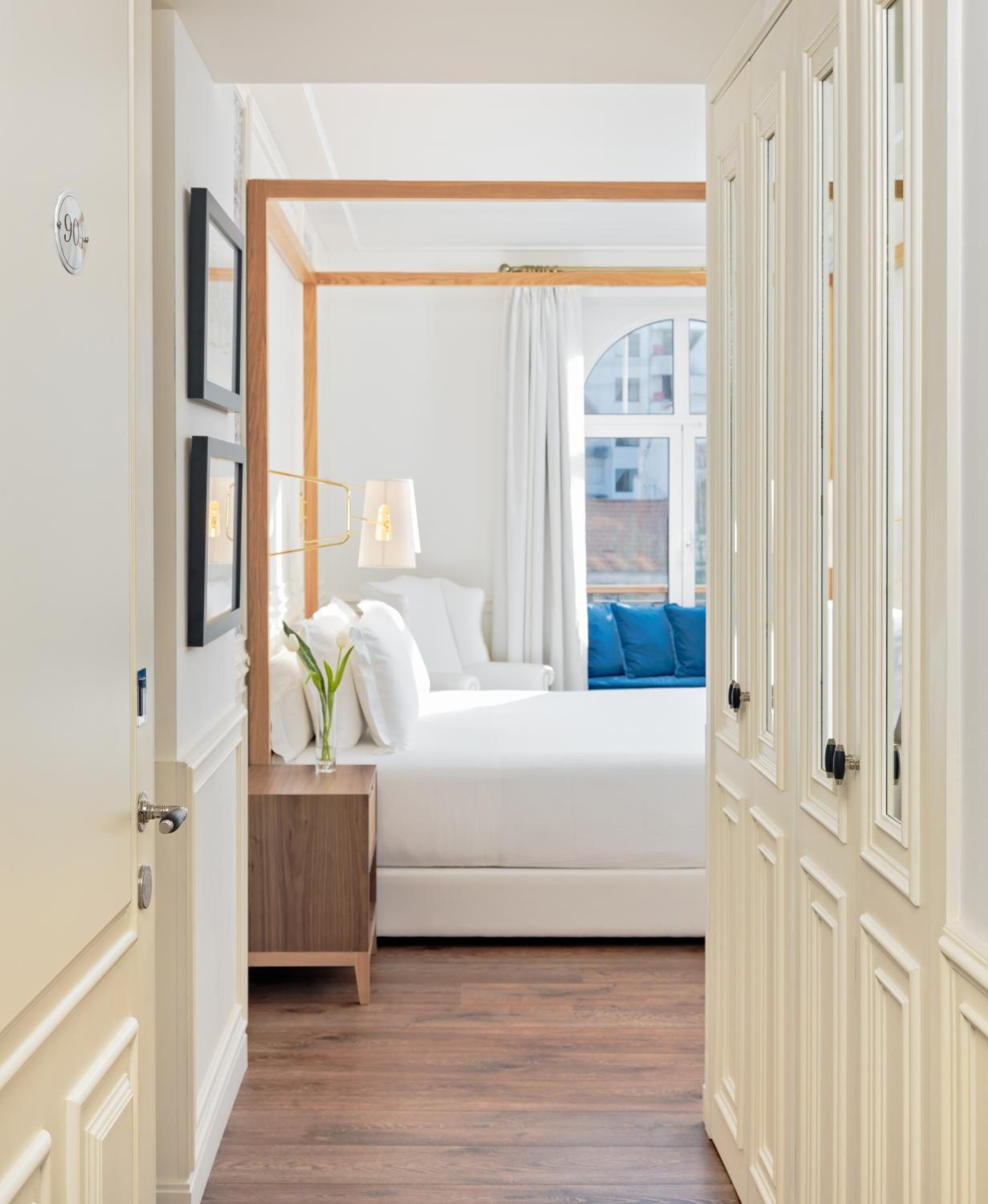Superior Double or Twin Room thumbnail 6