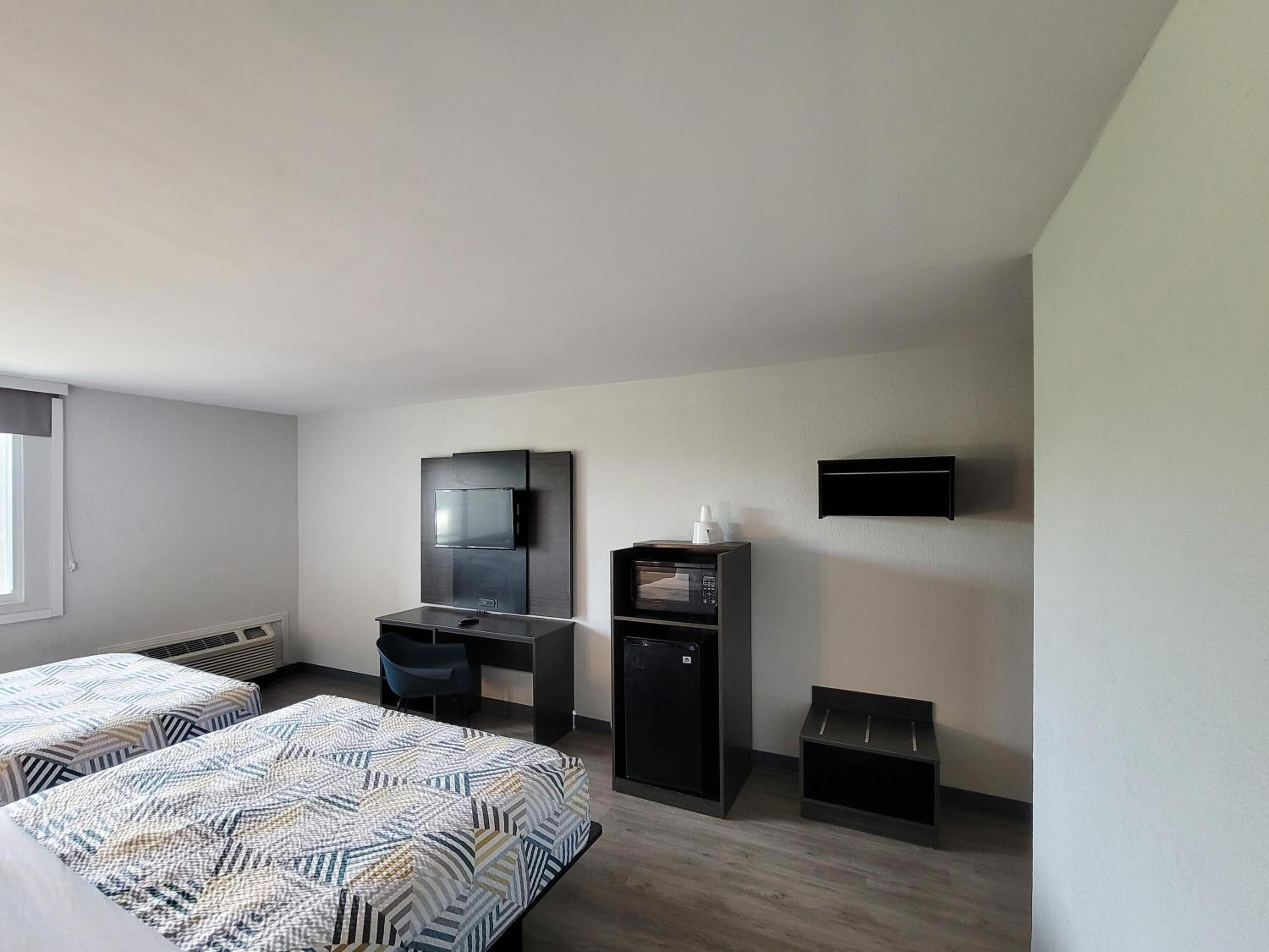 Queen Room with Two Queen Beds - Non-Smoking photo 2