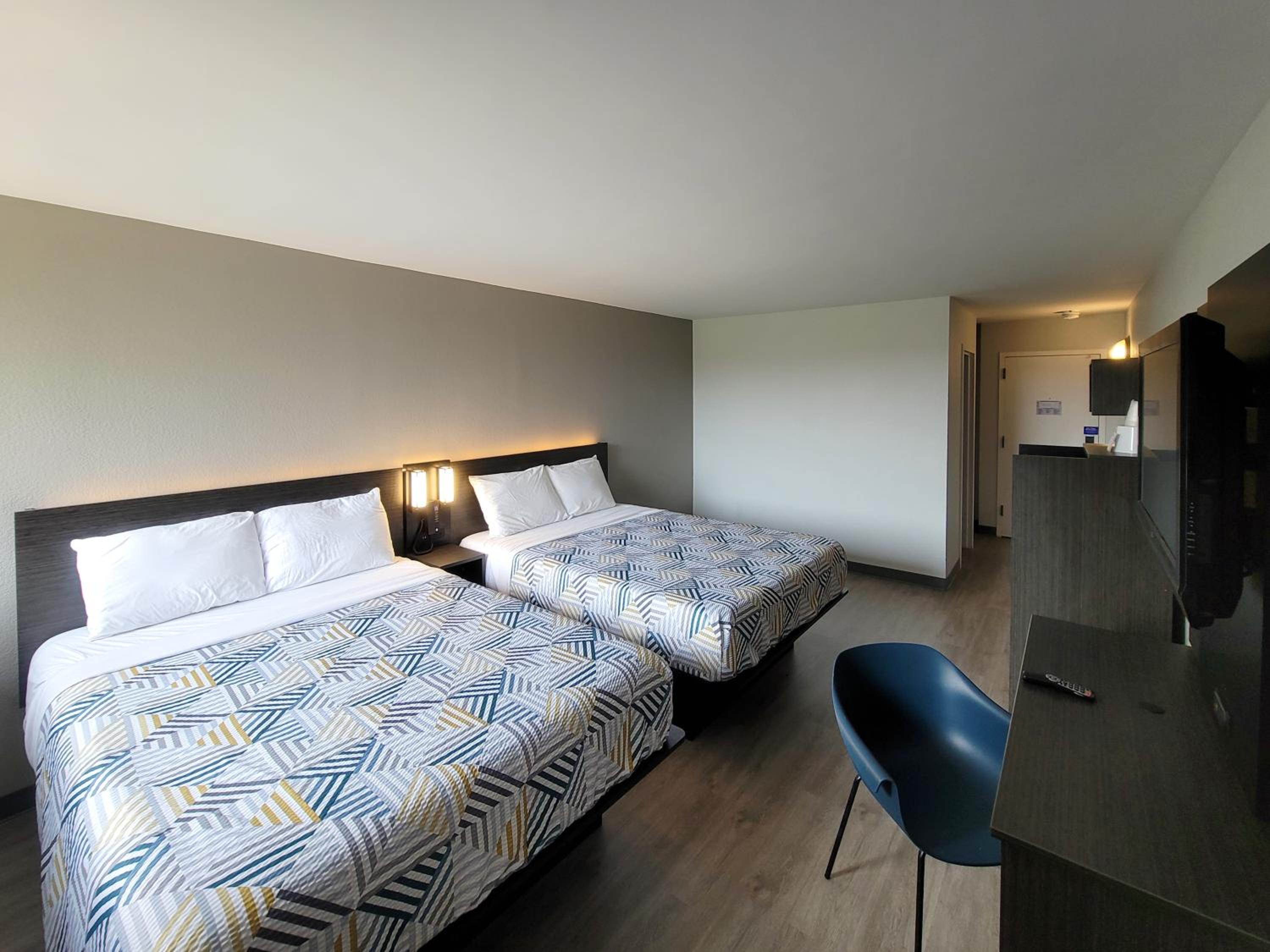 Queen Room with Two Queen Beds - Disability Access - Non-Smoking photo 3